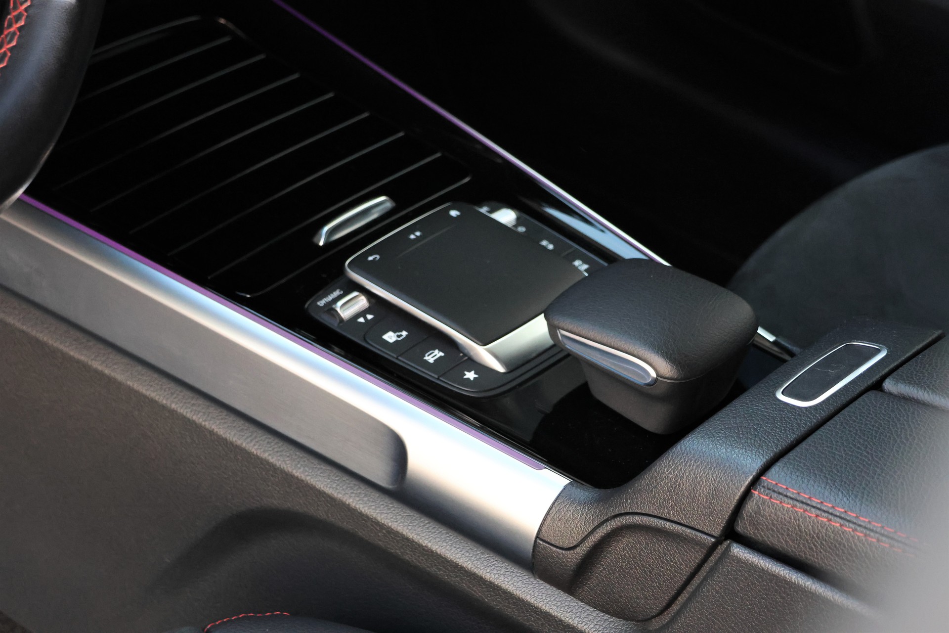 MERCEDES-BENZ GLB 200 4Matic AMG Line 8G-Tronic (CH) MSI+-image-9