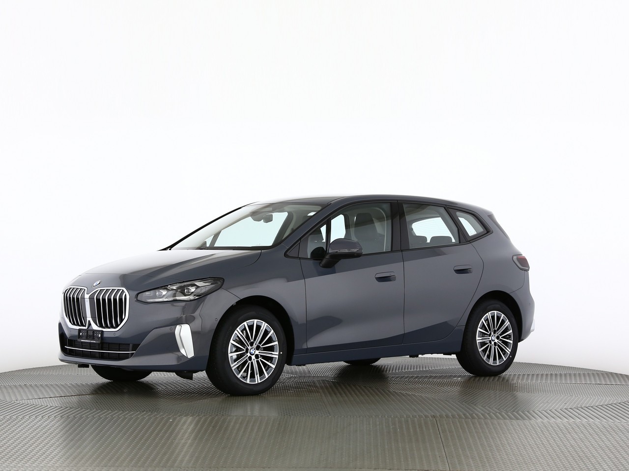 BMW 220i Active Tourer Luxury-showroom-element-2