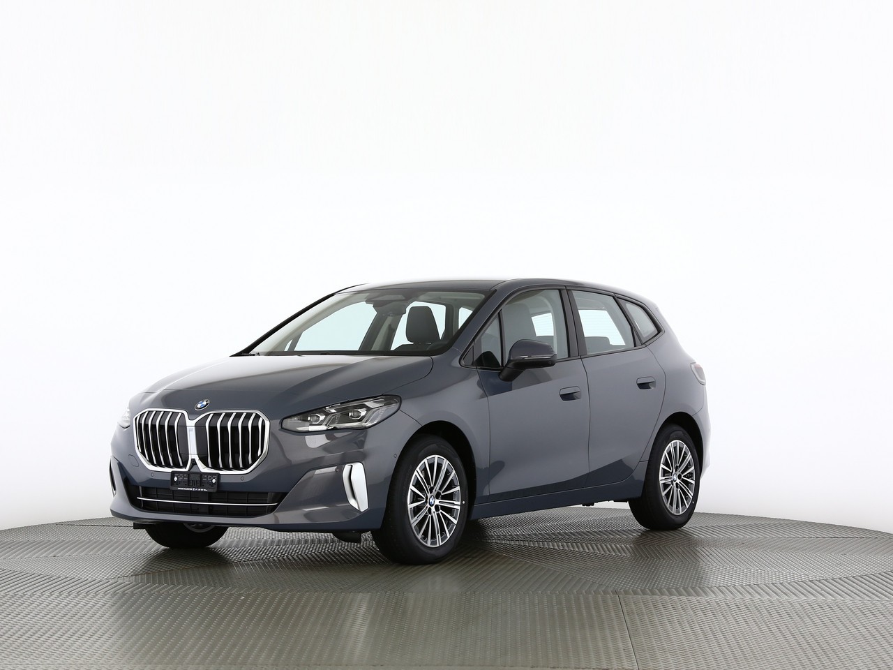 BMW 220i Active Tourer Luxury-showroom-element-1
