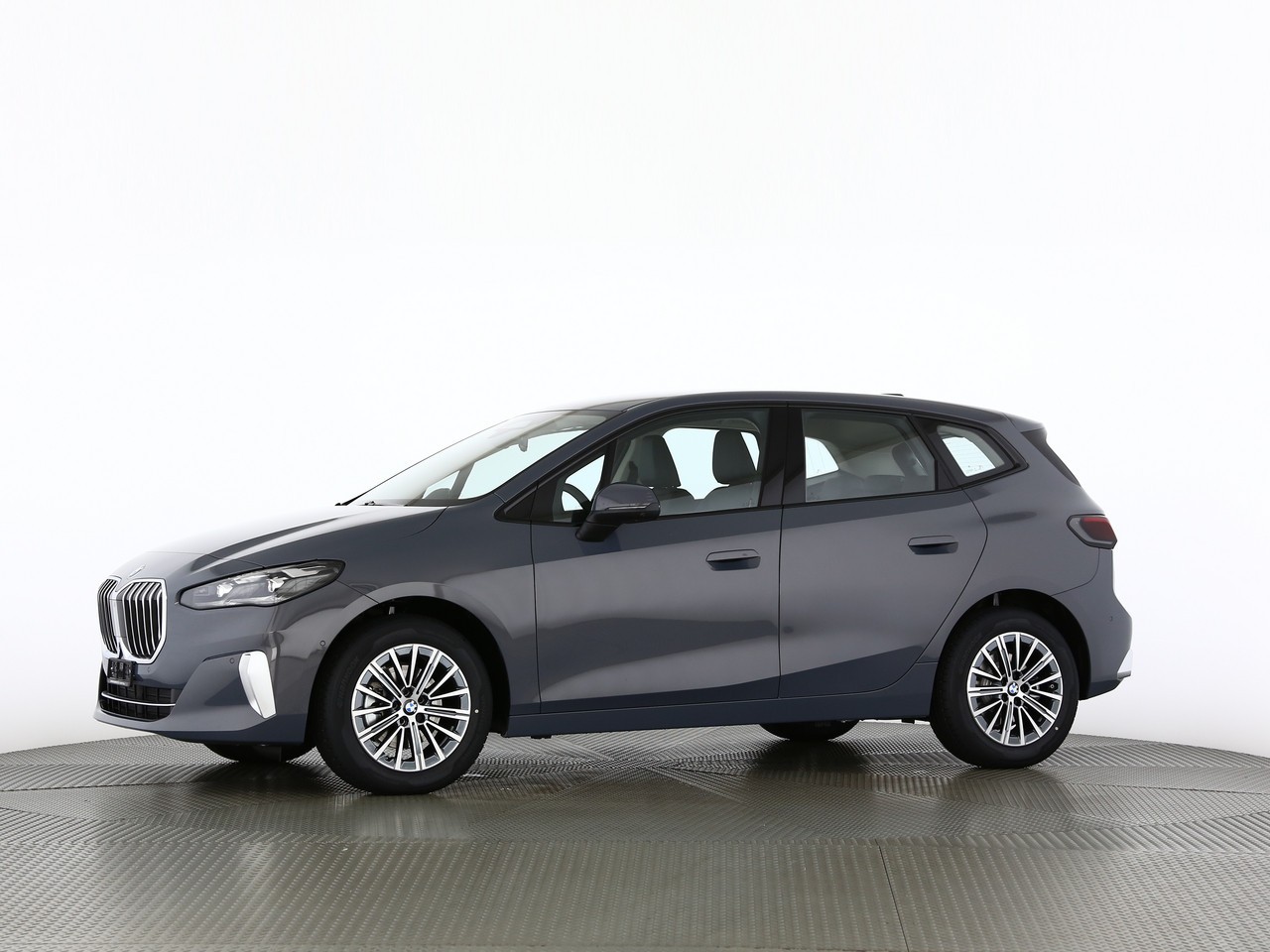 BMW 220i Active Tourer Luxury-showroom-element-3