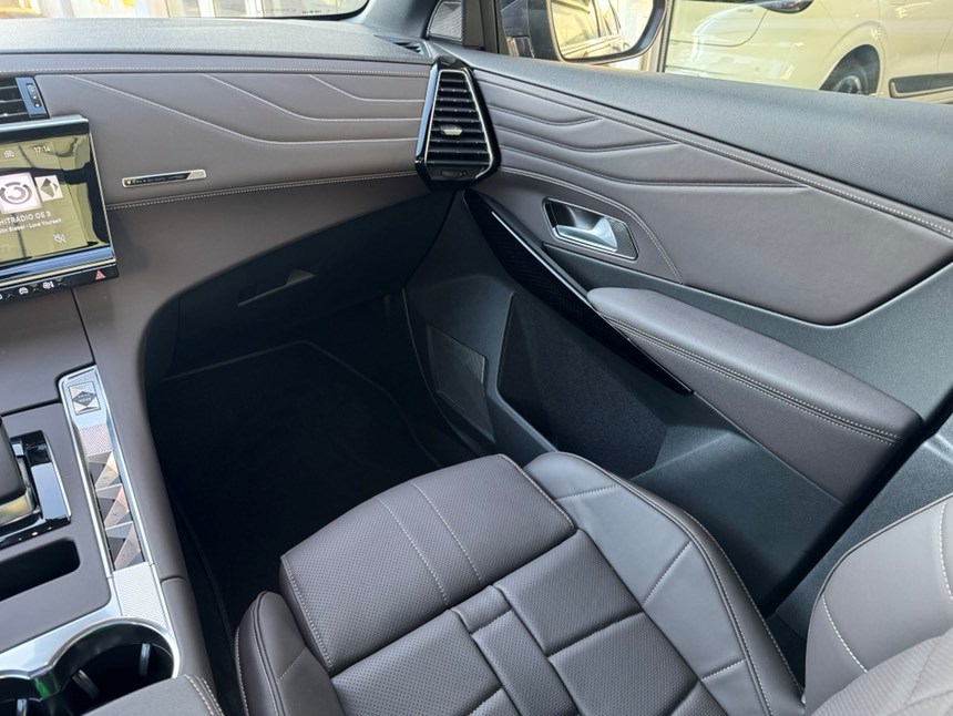 DS AUTOMOBILES DS 7 E-Tense 300 4x4 Saint-Exupery-image-11