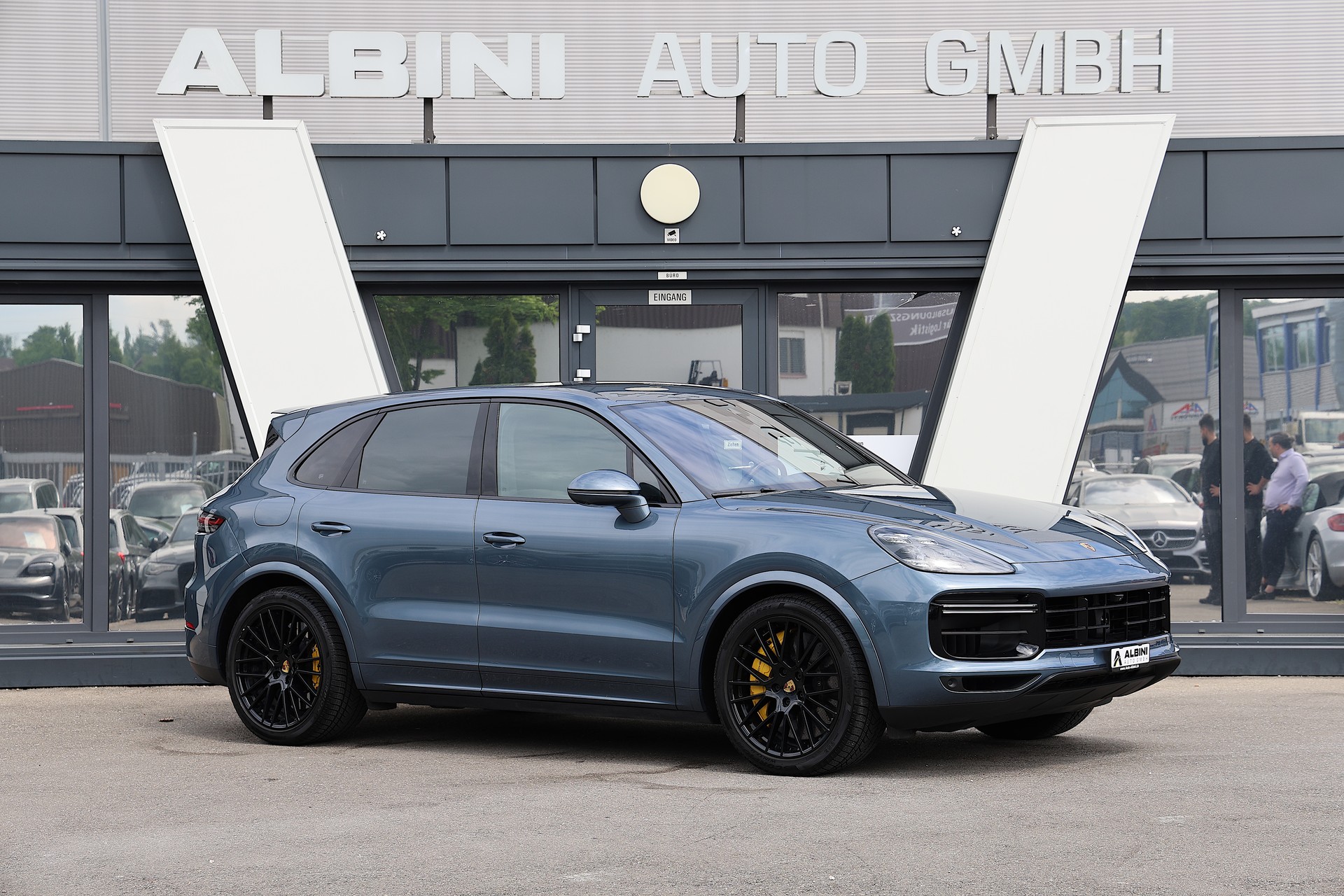 PORSCHE Cayenne Turbo-showroom-element-1
