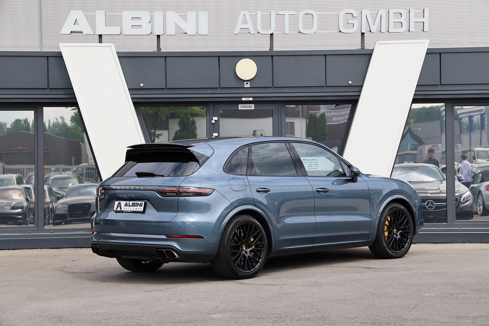 PORSCHE Cayenne Turbo-showroom-element-2