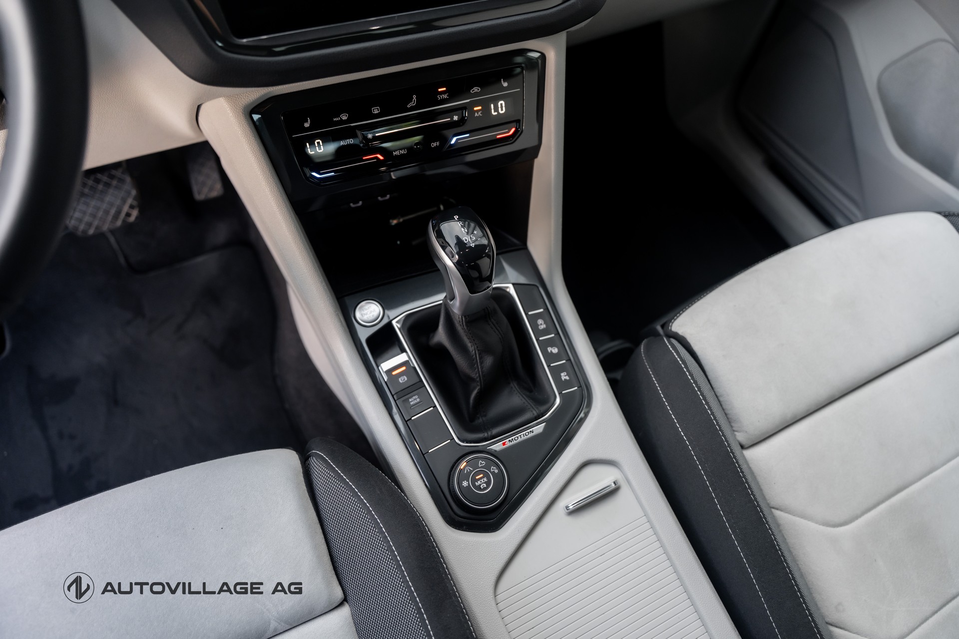VW Tiguan 2.0 TDI SCR Elegance 4Motion DSG CH-Fz-image-14