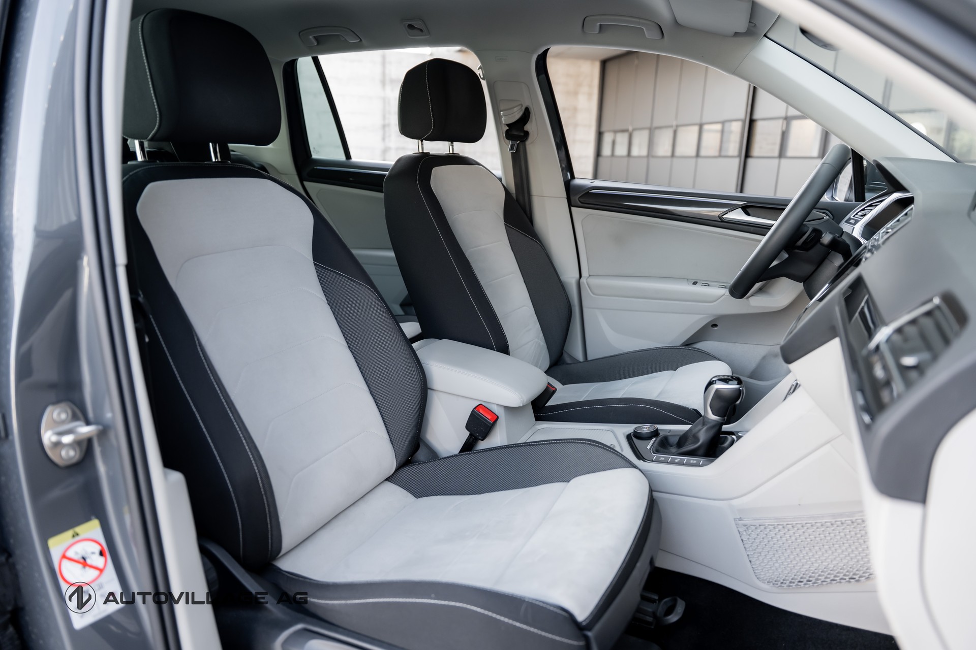 VW Tiguan 2.0 TDI SCR Elegance 4Motion DSG CH-Fz-image-4
