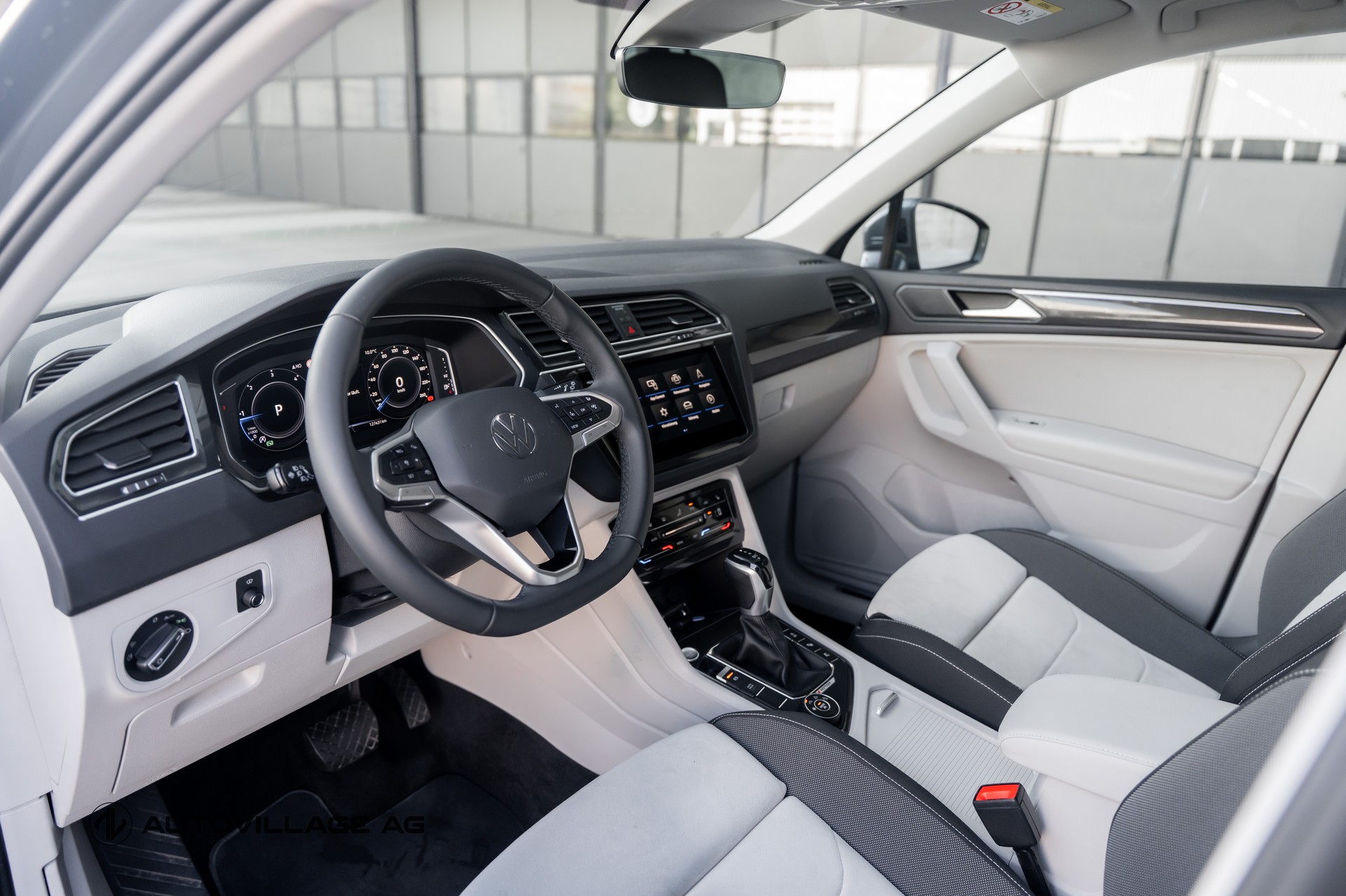 VW Tiguan 2.0 TDI SCR Elegance 4Motion DSG CH-Fz-image-5