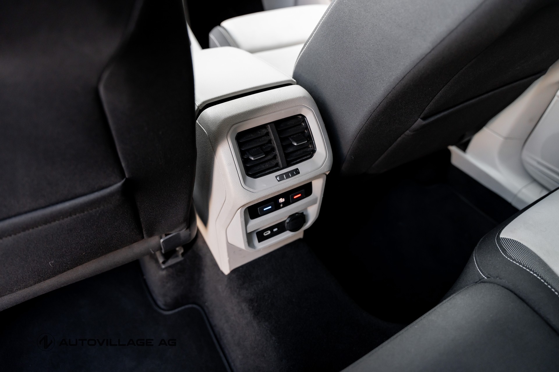 VW Tiguan 2.0 TDI SCR Elegance 4Motion DSG CH-Fz-image-9