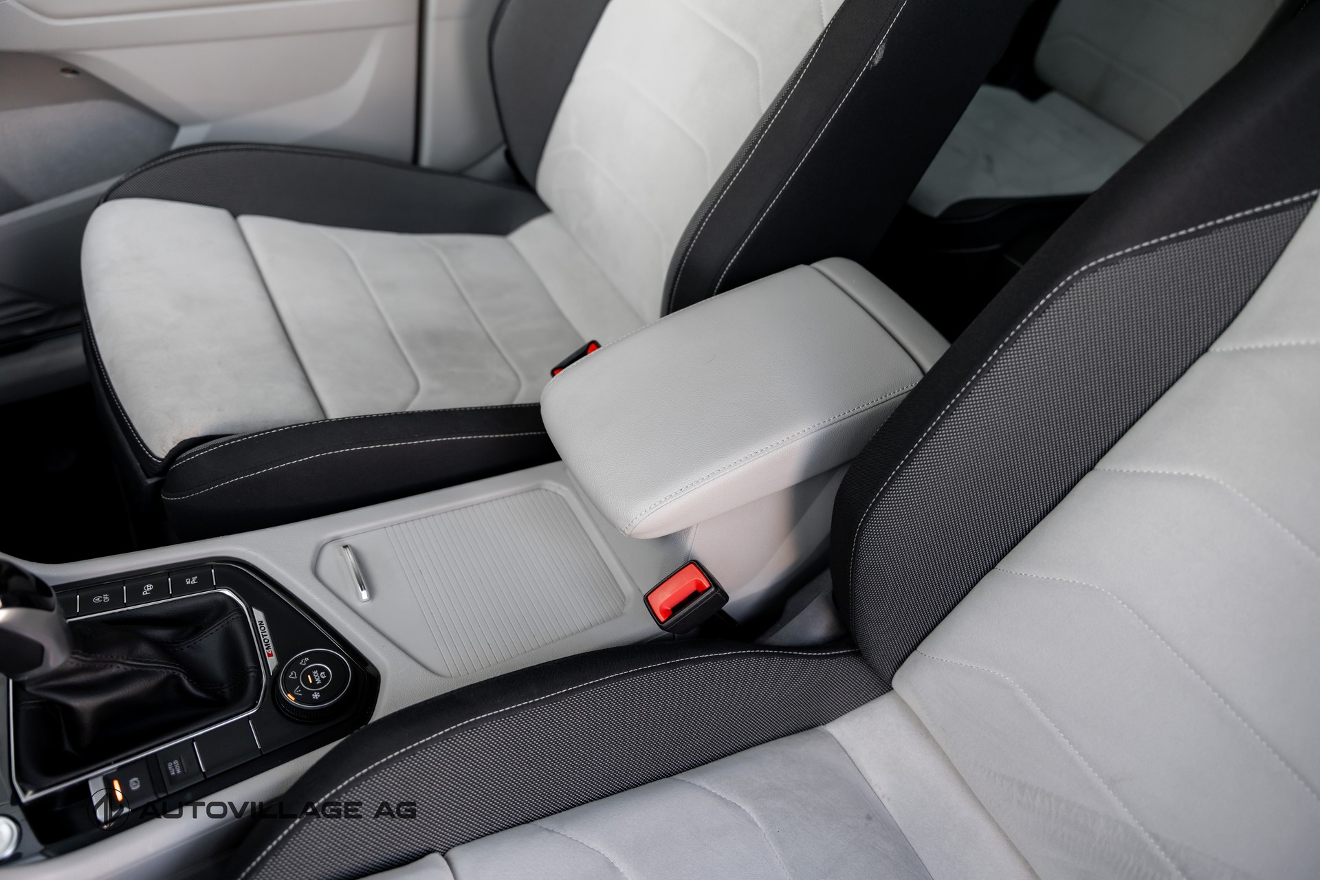 VW Tiguan 2.0 TDI SCR Elegance 4Motion DSG CH-Fz-image-15