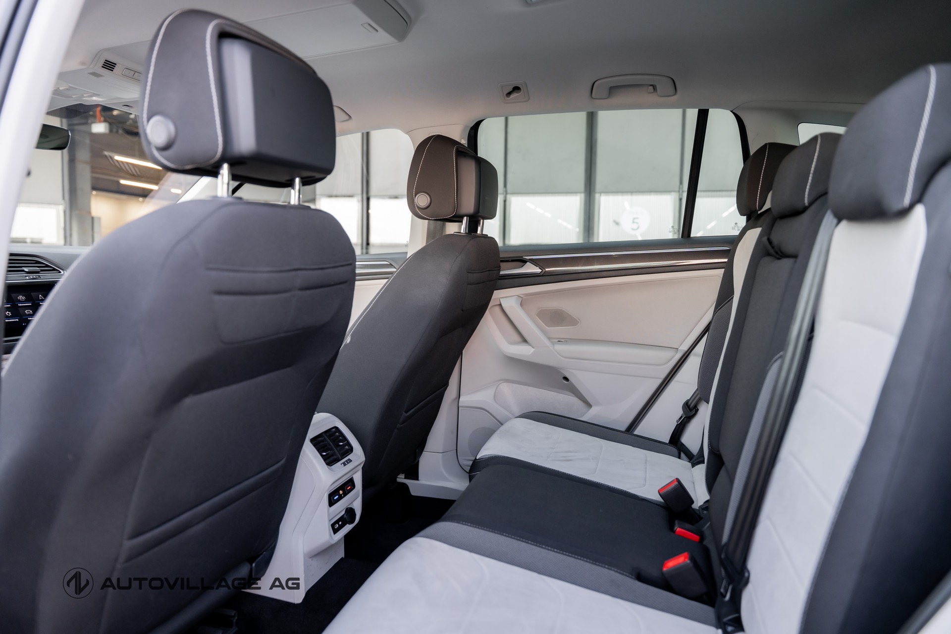 VW Tiguan 2.0 TDI SCR Elegance 4Motion DSG CH-Fz-image-8