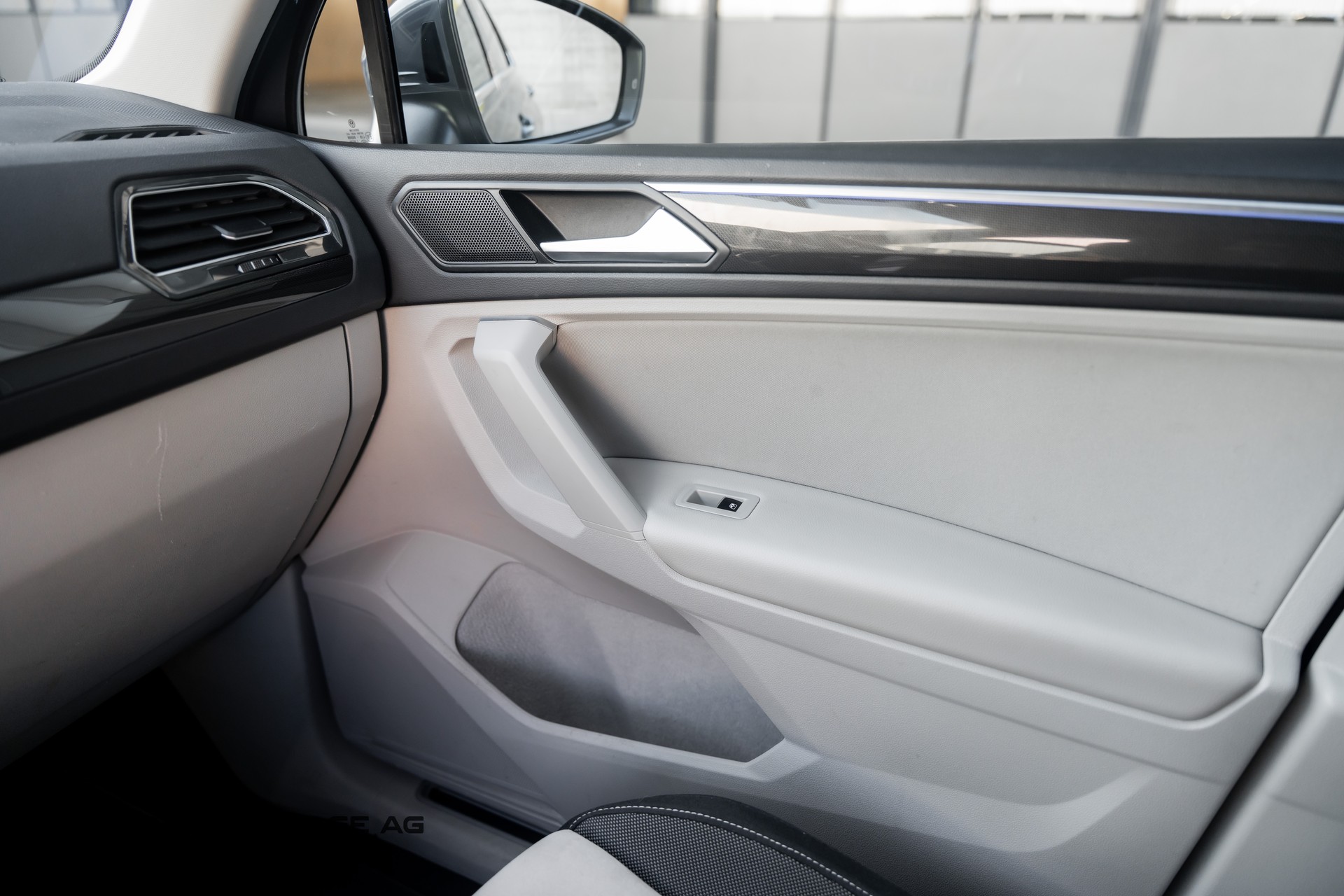 VW Tiguan 2.0 TDI SCR Elegance 4Motion DSG CH-Fz-image-17