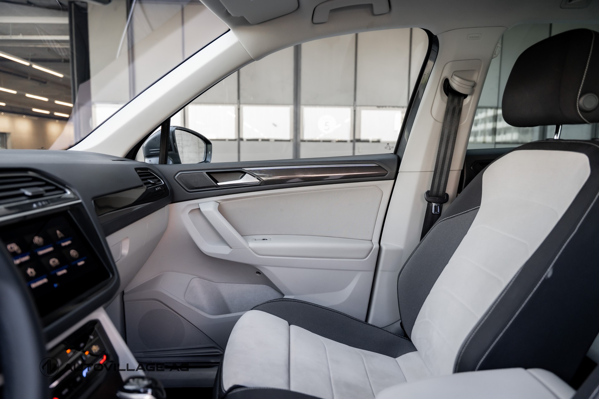 VW Tiguan 2.0 TDI SCR Elegance 4Motion DSG CH-Fz-image-16