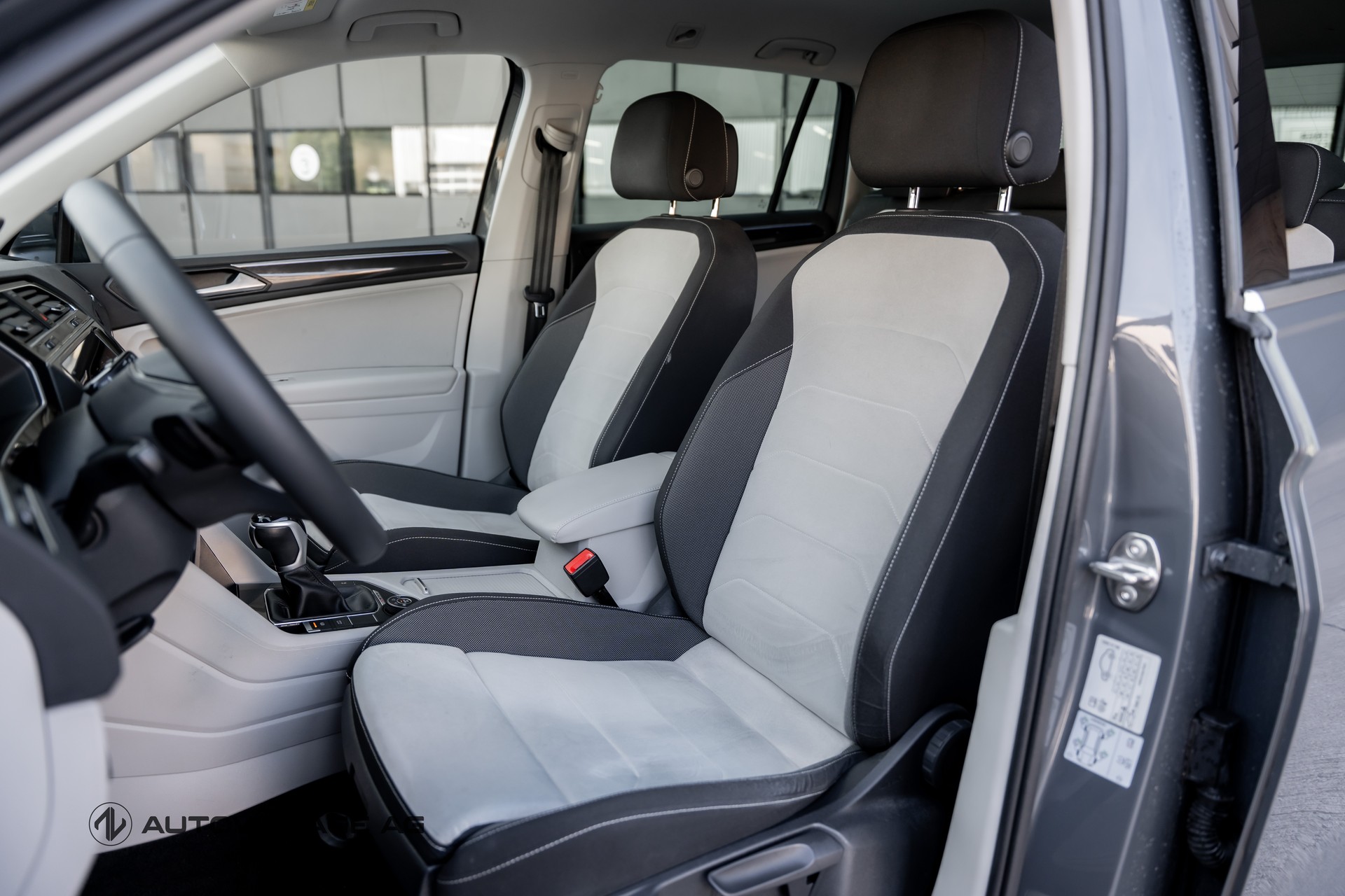 VW Tiguan 2.0 TDI SCR Elegance 4Motion DSG CH-Fz-image-6