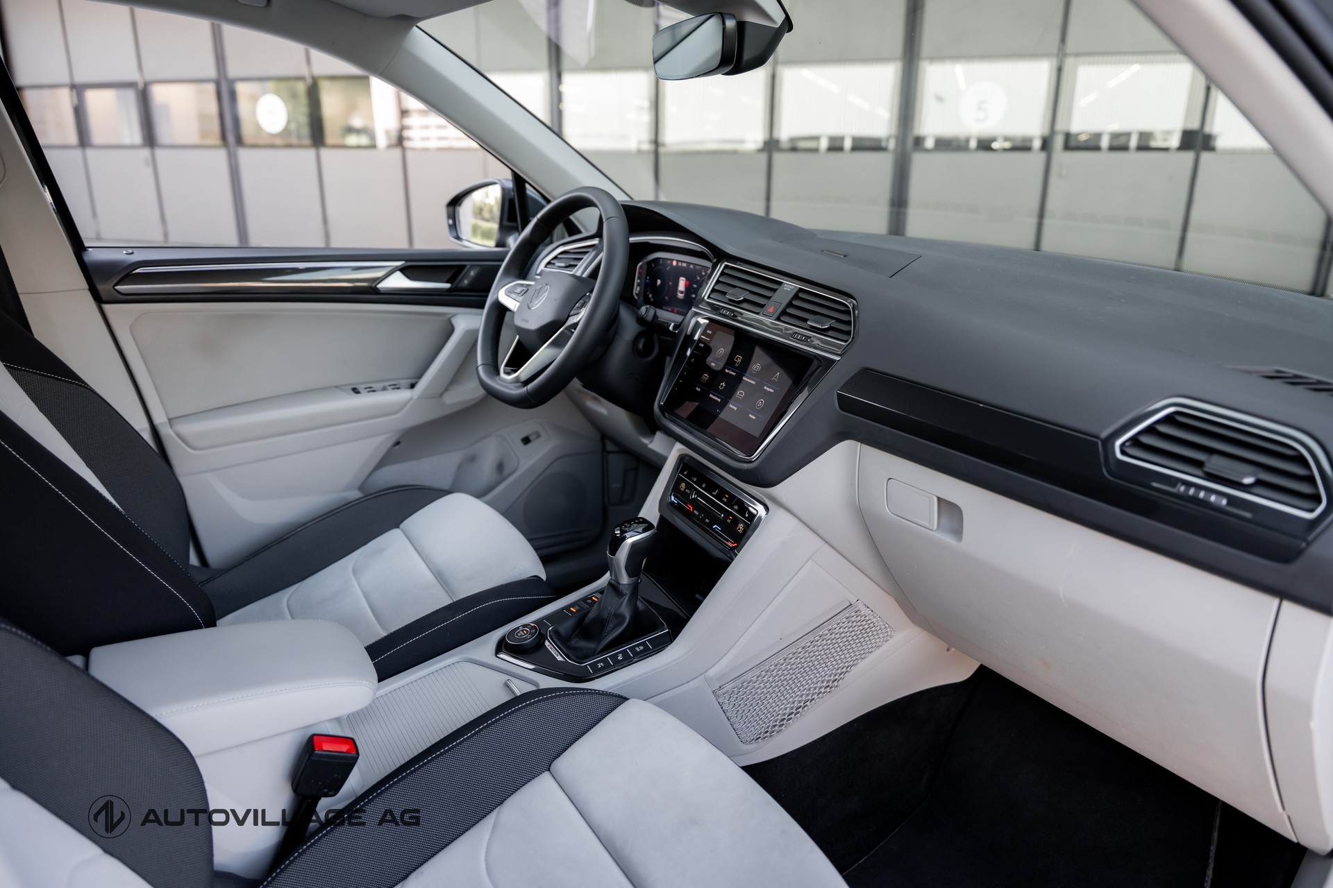 VW Tiguan 2.0 TDI SCR Elegance 4Motion DSG CH-Fz-showroom-element-3