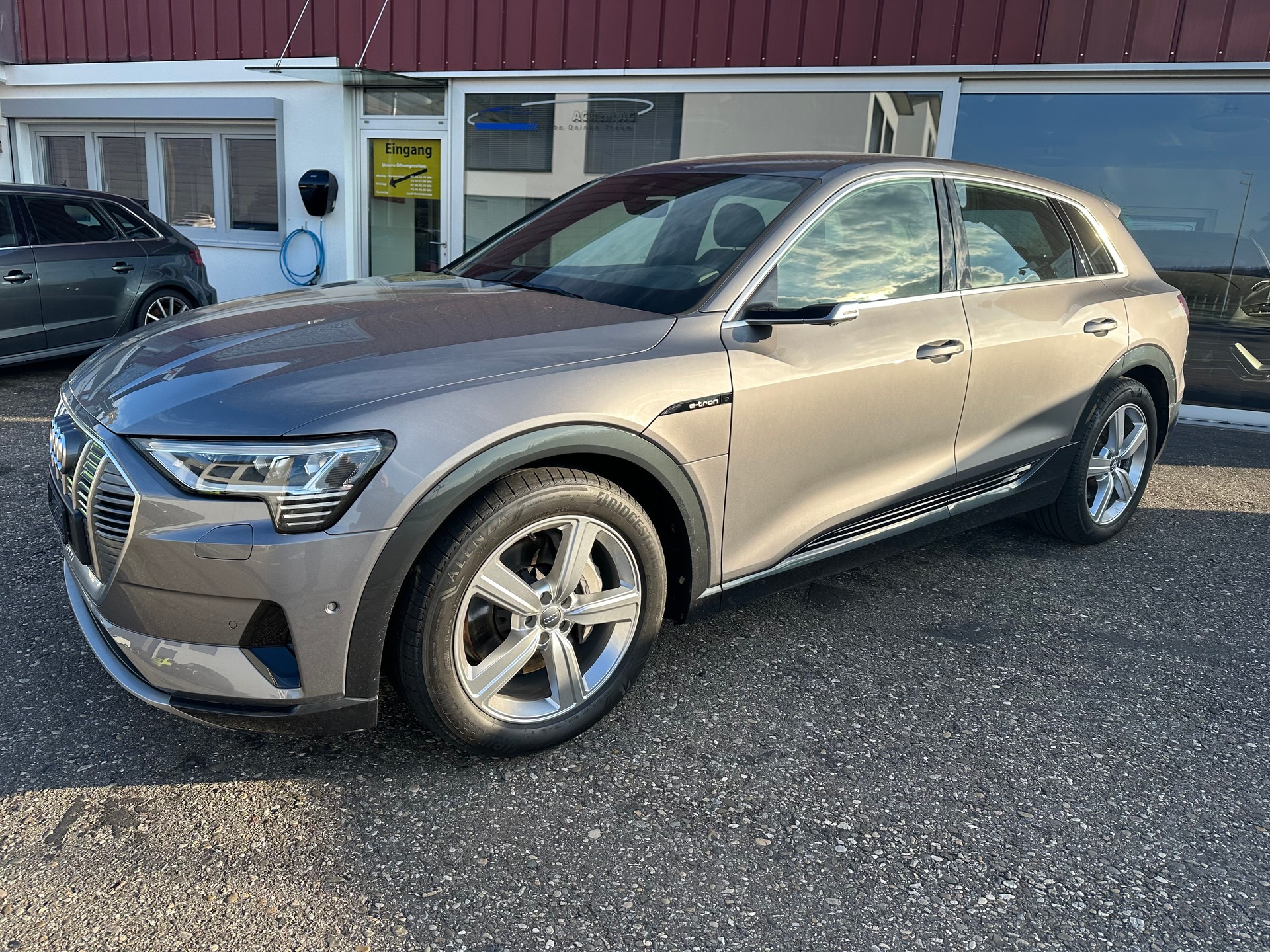 AUDI e-tron 50 quattro-showroom-element-1
