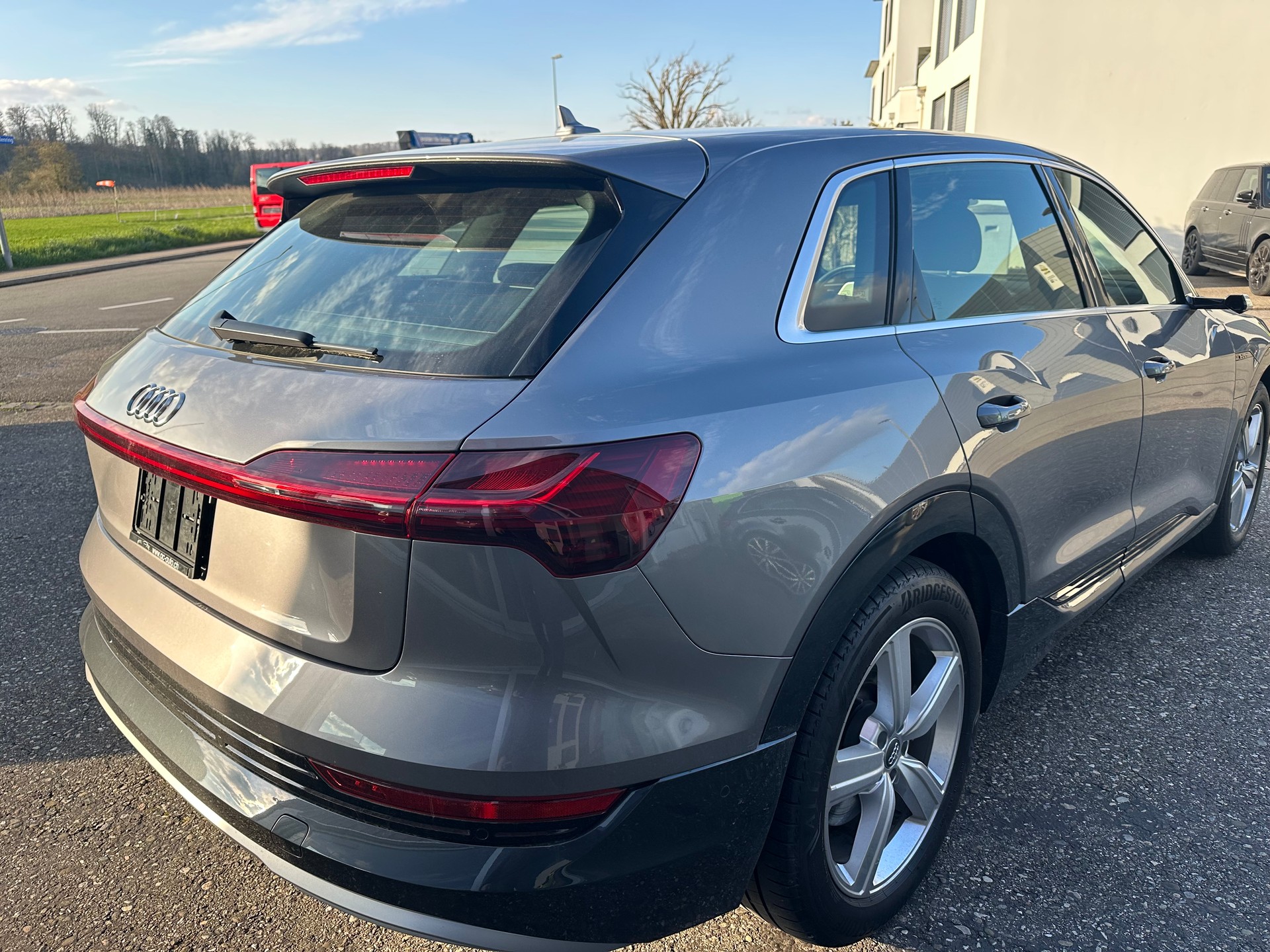 AUDI e-tron 50 quattro-showroom-element-3