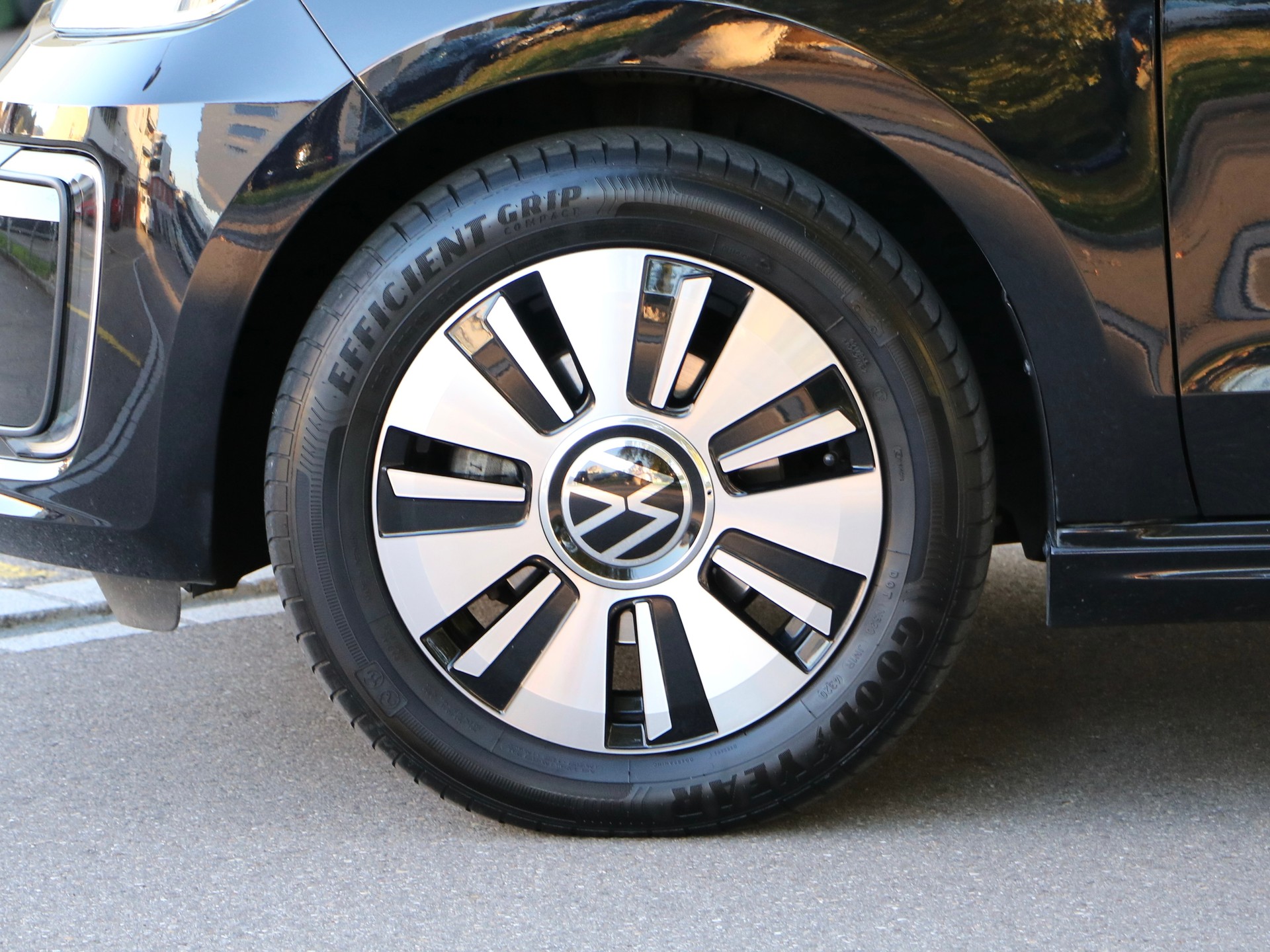 VW e-Up-showroom-element-3