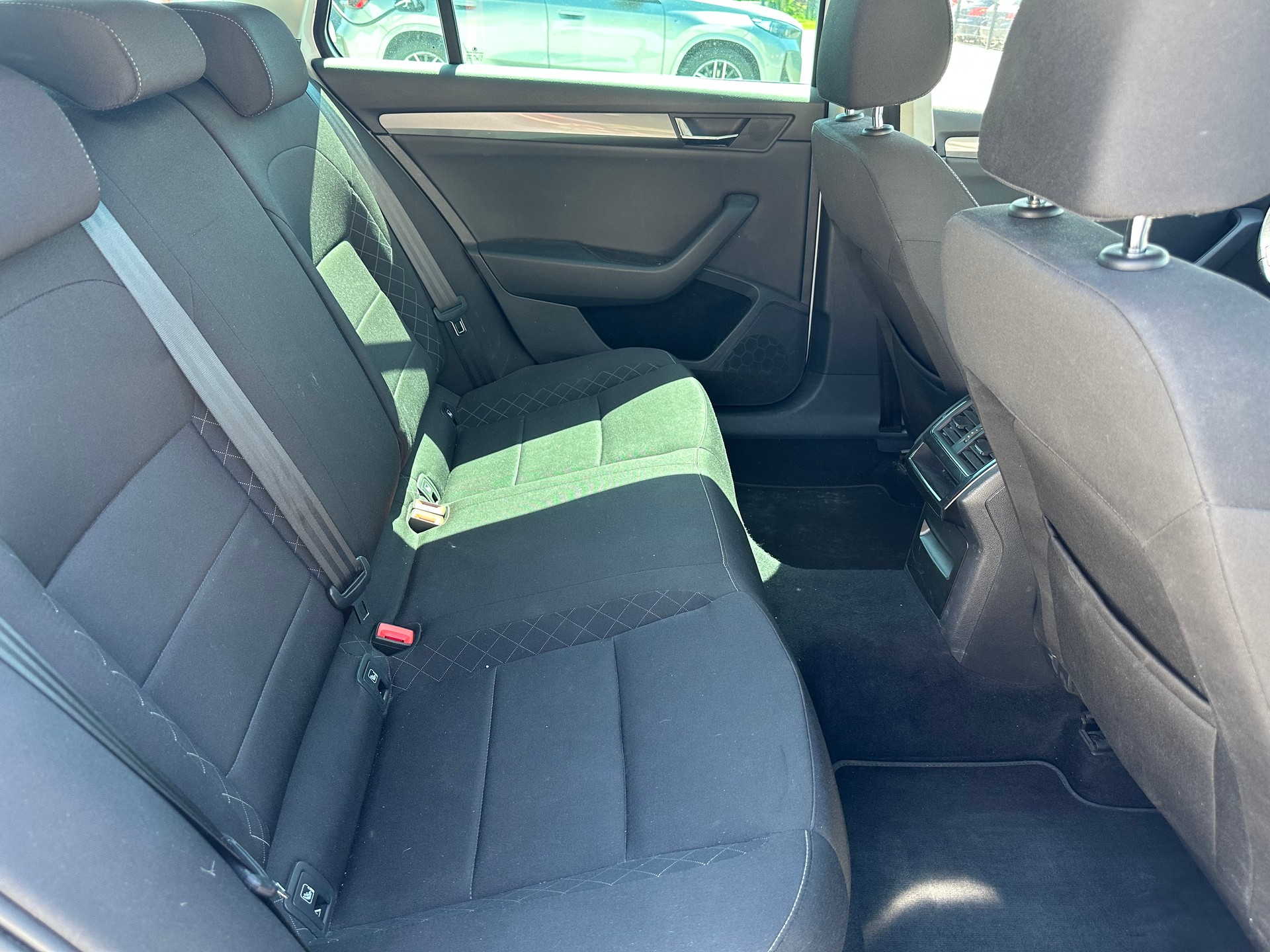 SKODA Superb Combi 2.0 TDi Active 4x4-image-6