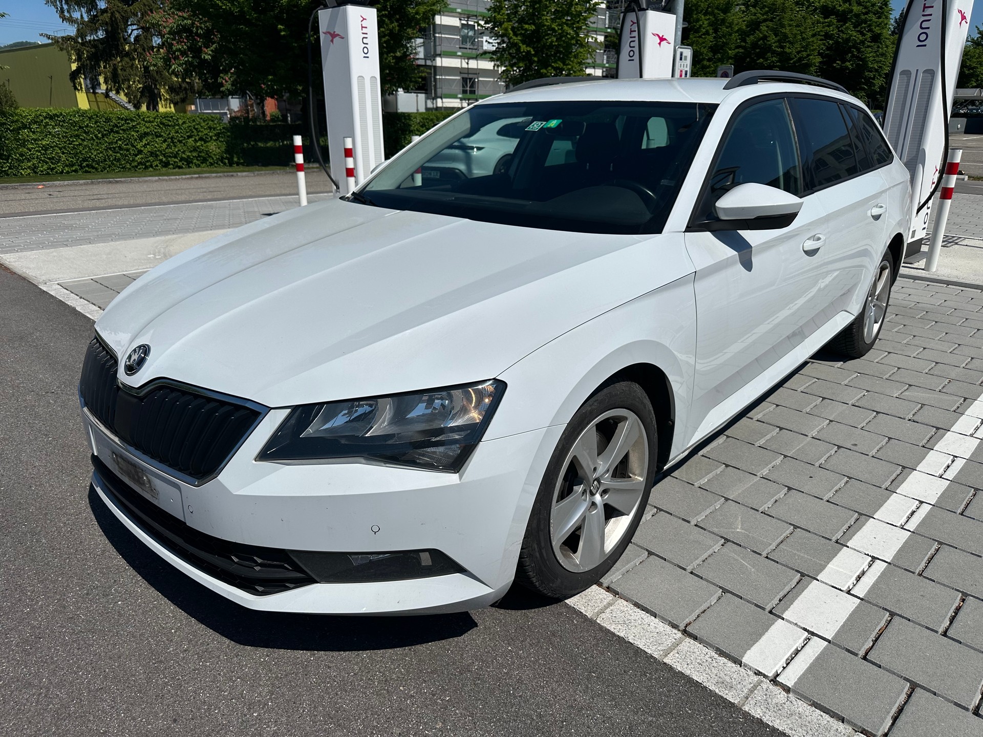 SKODA Superb Combi 2.0 TDi Active 4x4-image-1