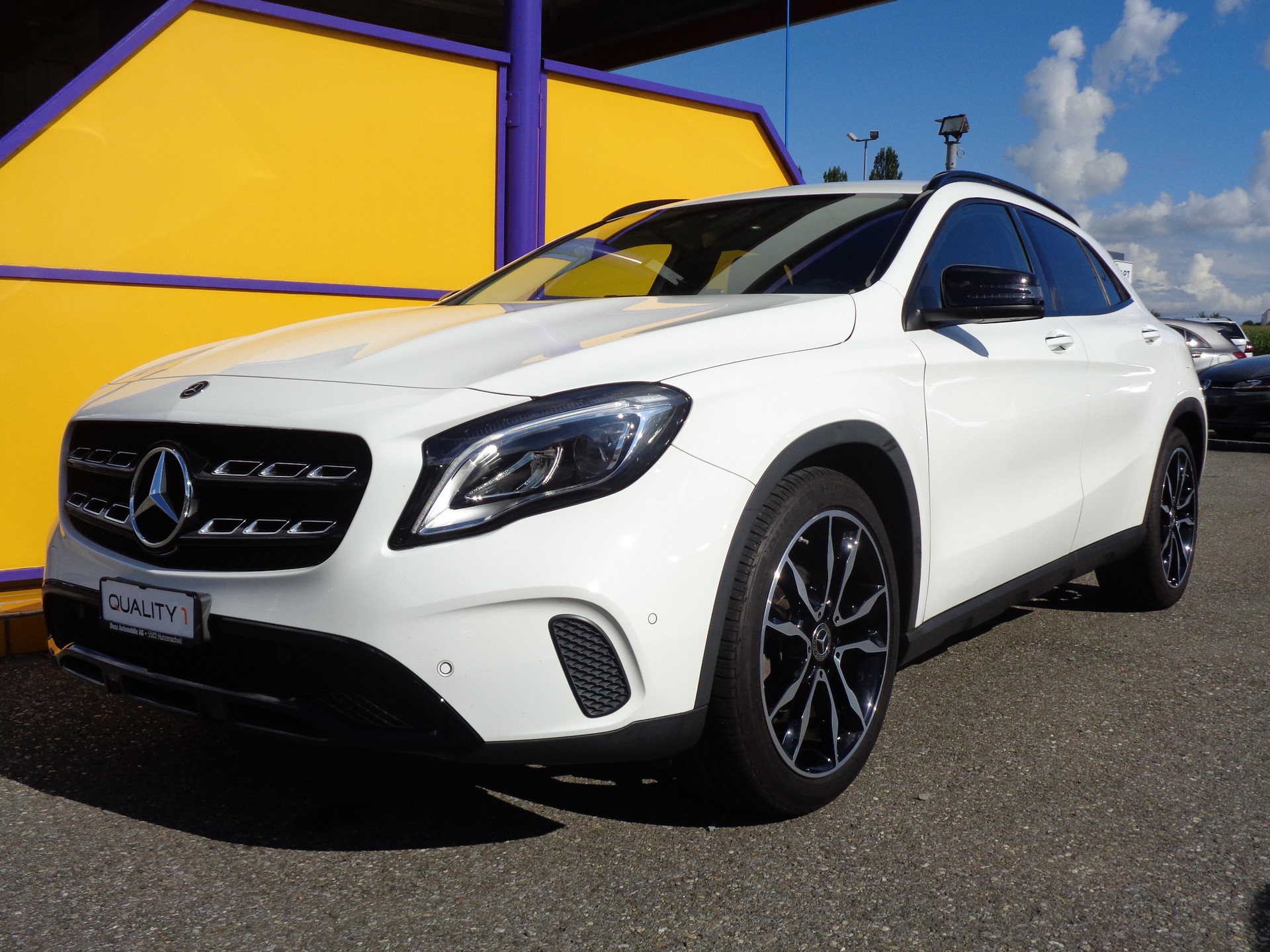MERCEDES-BENZ GLA 200 Night Star 7G-DCT-showroom-element-1