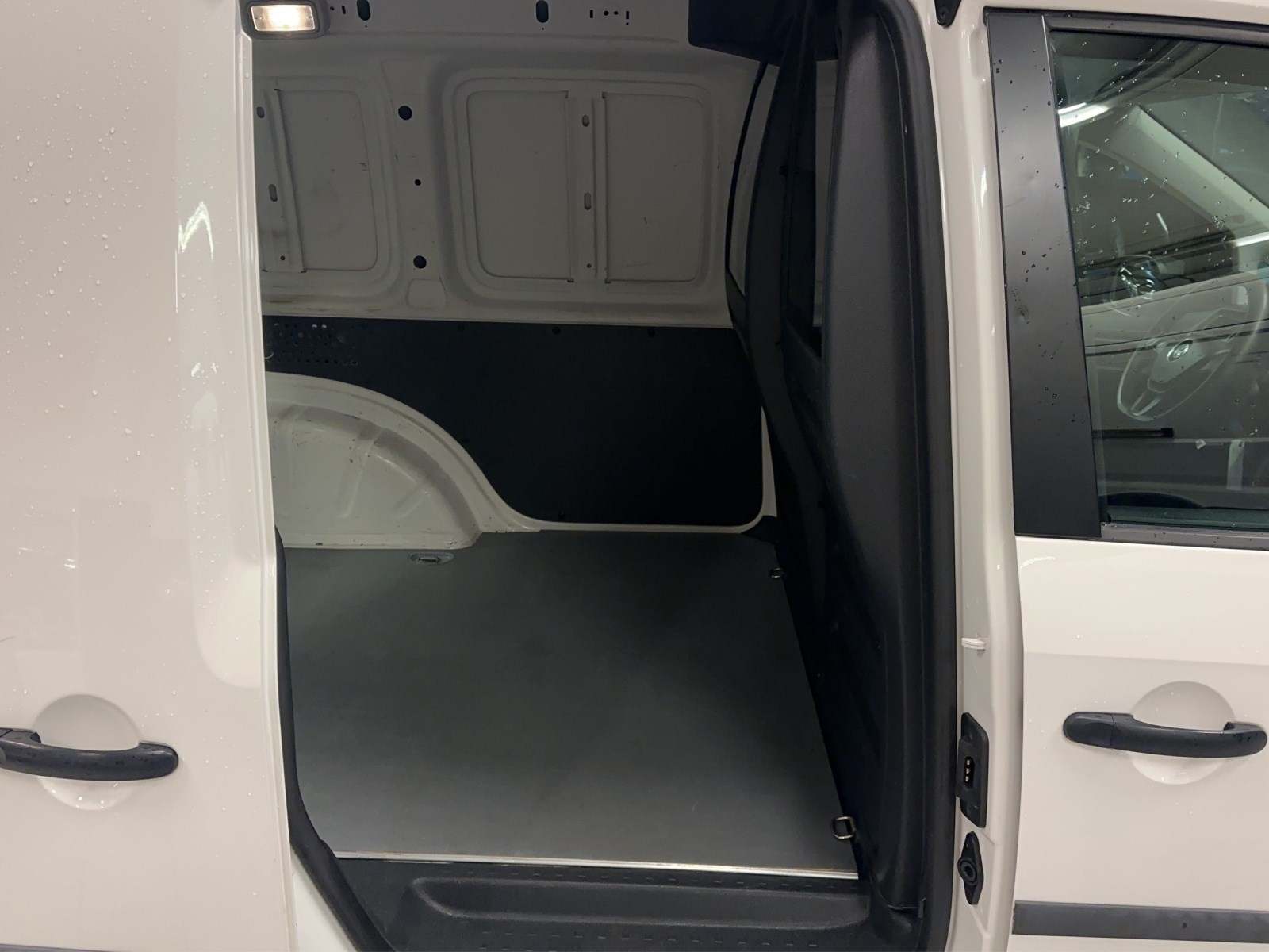 VW Caddy 1.0 TSI Entry BlueMotion Technology-image-15