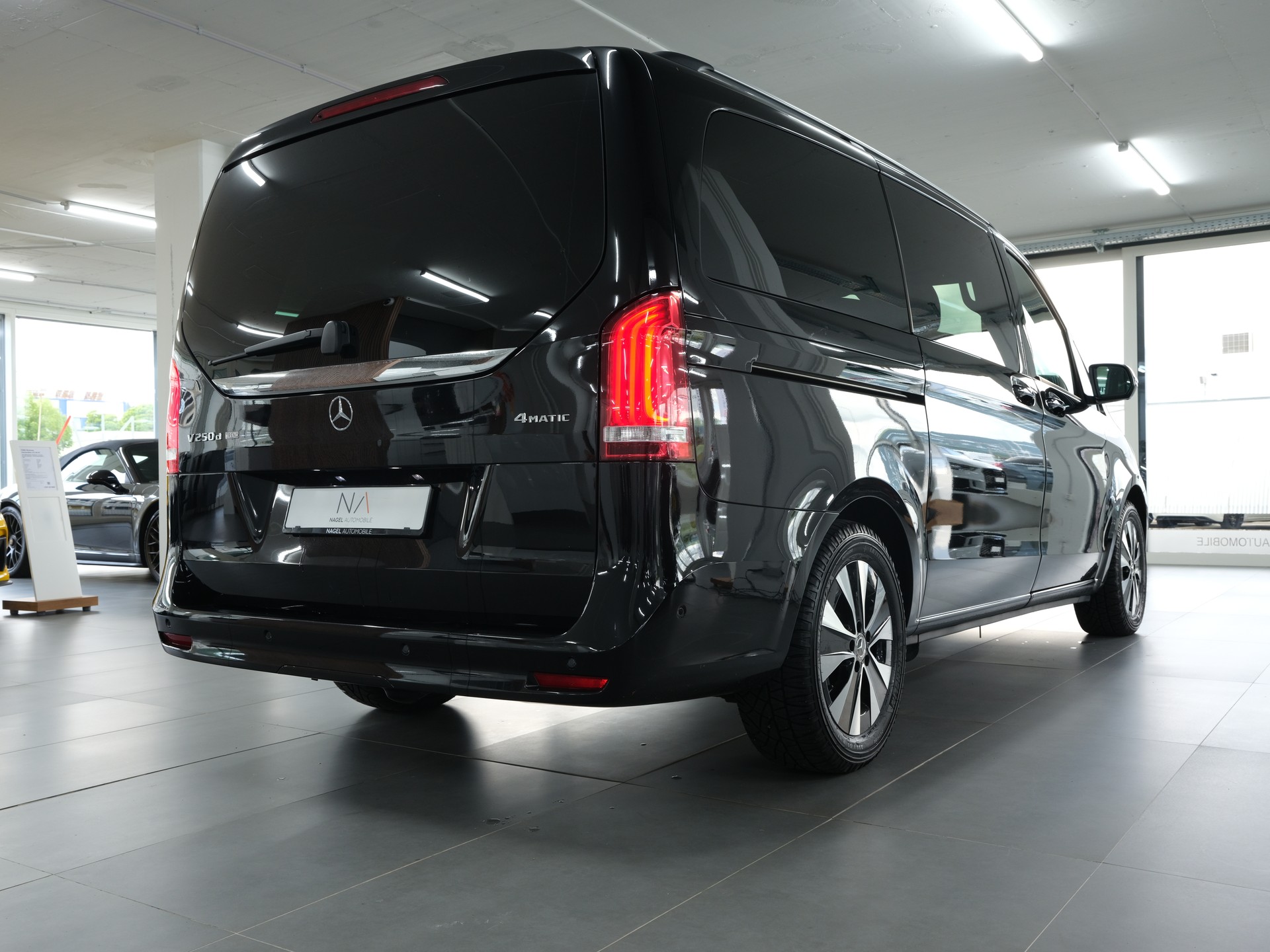 MERCEDES-BENZ V 250 d lang 4Matic 9G-Tronic-showroom-element-2