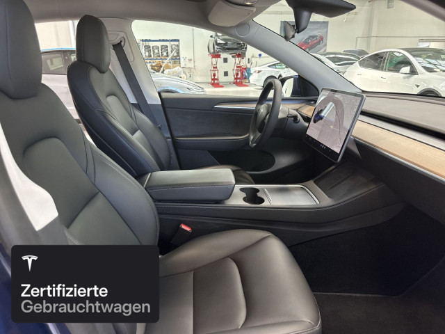 TESLA Model Y Long Range AWD-showroom-element-2
