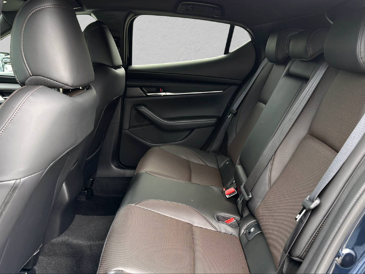 MAZDA 3 Hatchback 2.0 186 PS Takumi FWD-image-6