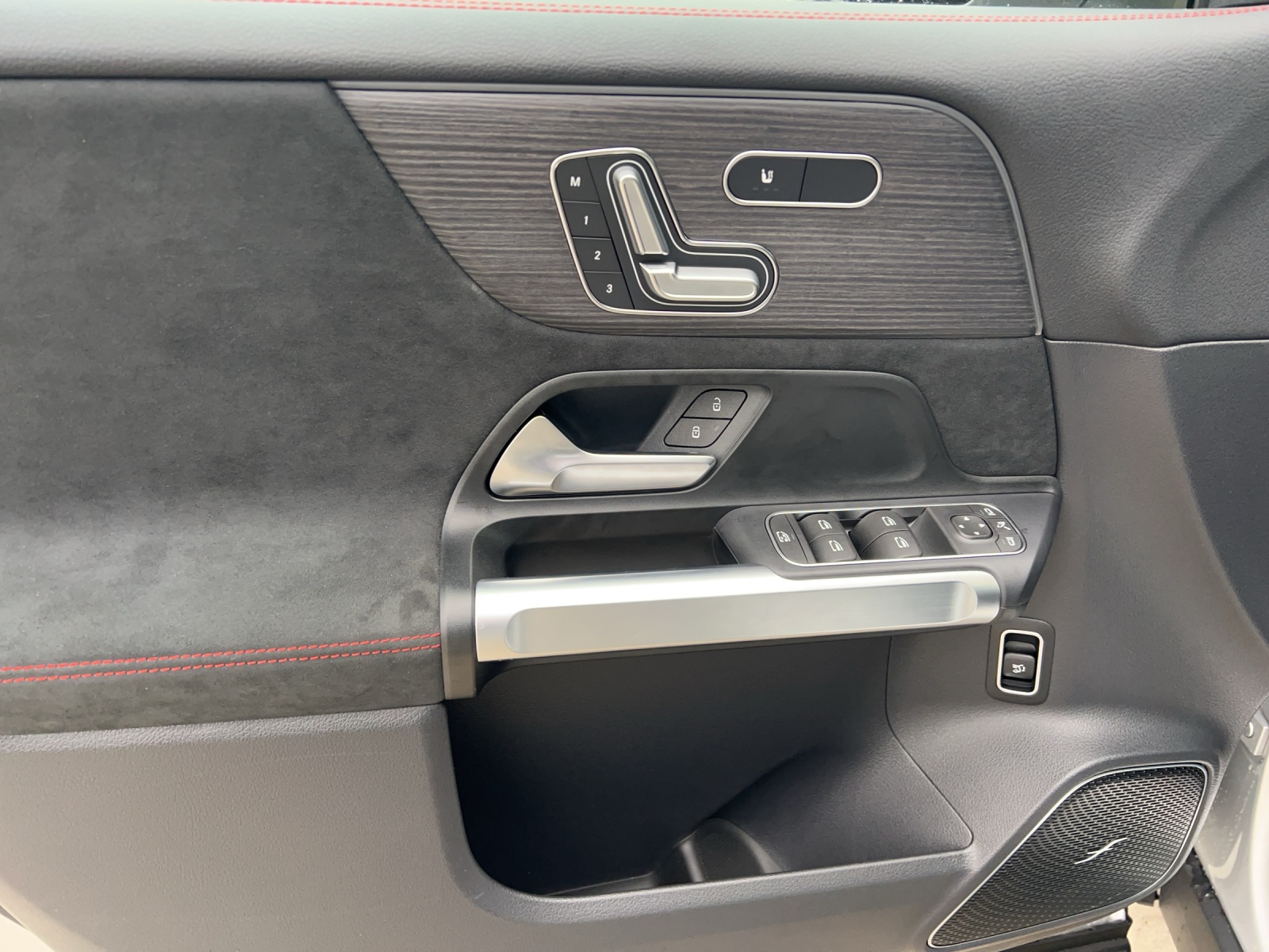 Image MERCEDES-BENZ EQB-350 EQB 350 66,5 kWh 4Matic Swiss Star