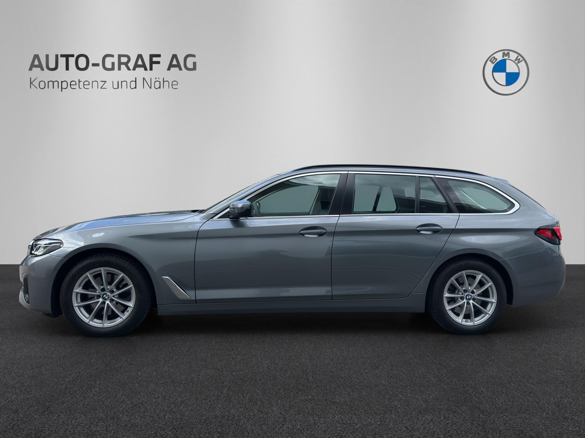 BMW 520d xDrive 48V Touring-showroom-element-1