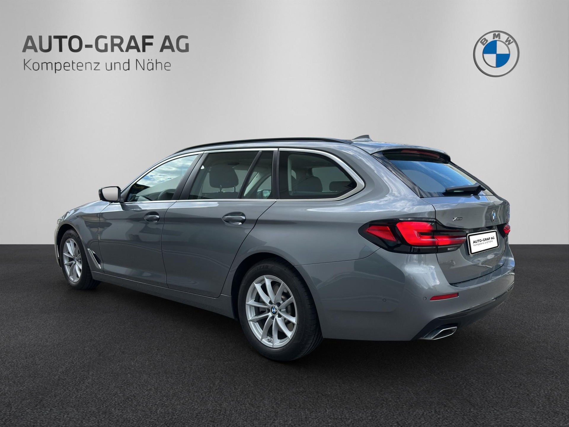 BMW 520d xDrive 48V Touring-showroom-element-2