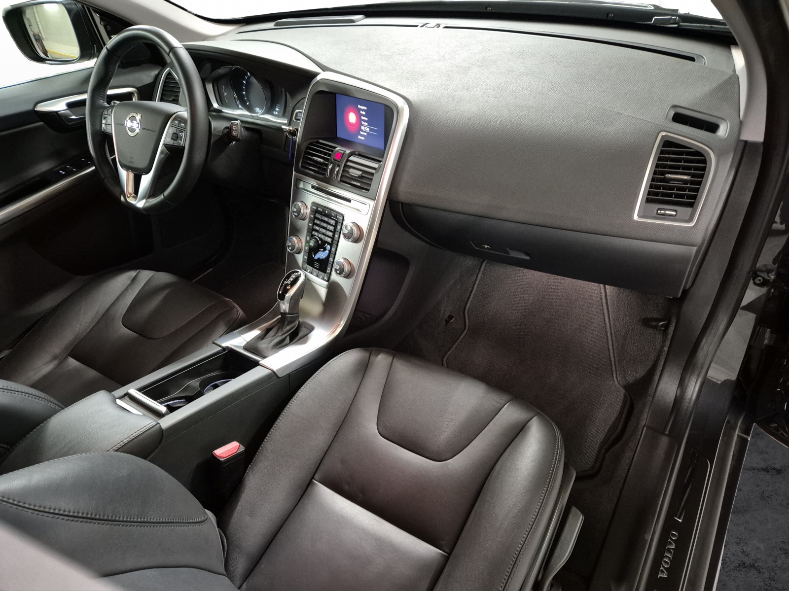 VOLVO XC60 2.0 T5 Summum AWD S/S-image-17