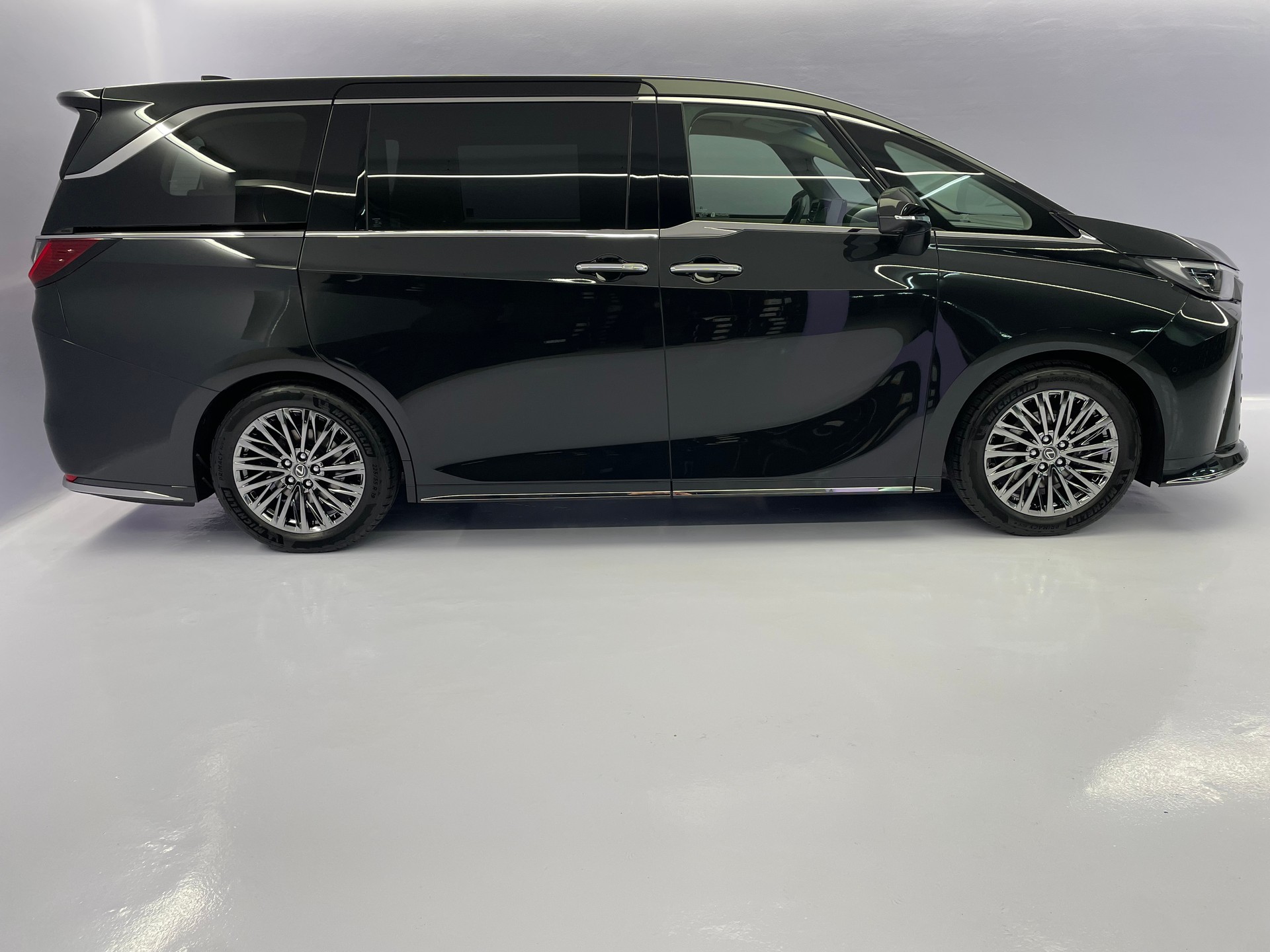 LEXUS LM 350h VIP E-FOUR Voll-Hybrid-showroom-element-2