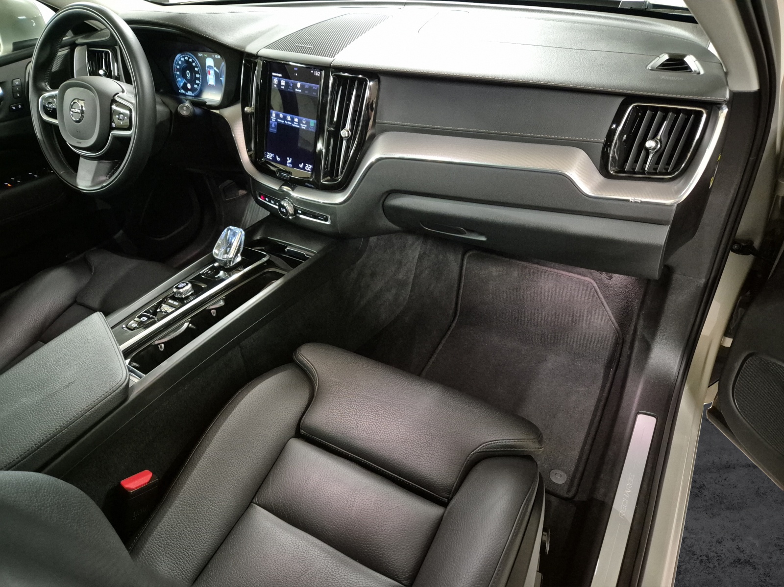 VOLVO XC60 2.0 T6 TE Inscription eAWD-image-16