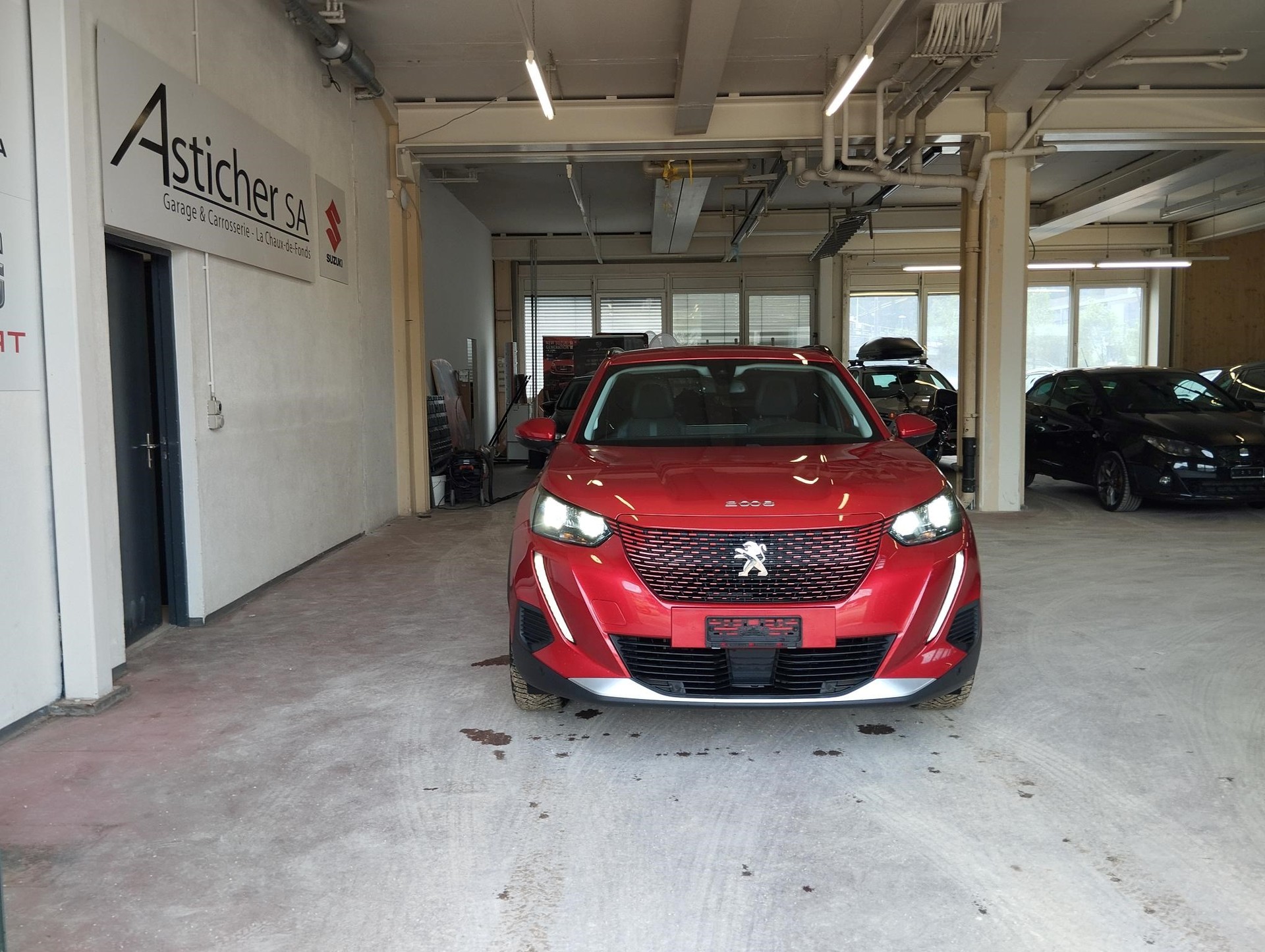 PEUGEOT 2008 e Allure-showroom-element-1