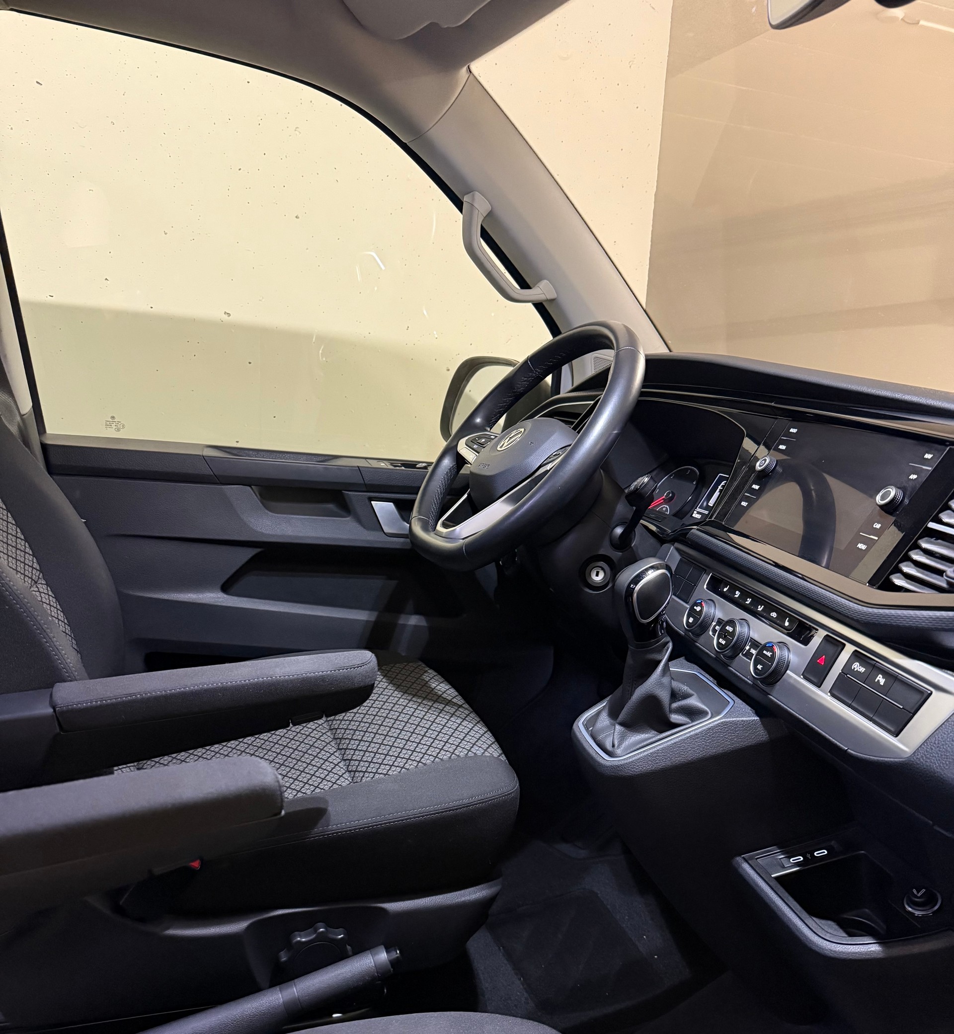 VW T6.1 Multivan 2.0 TDI Trendline 4Motion DSG-image-1