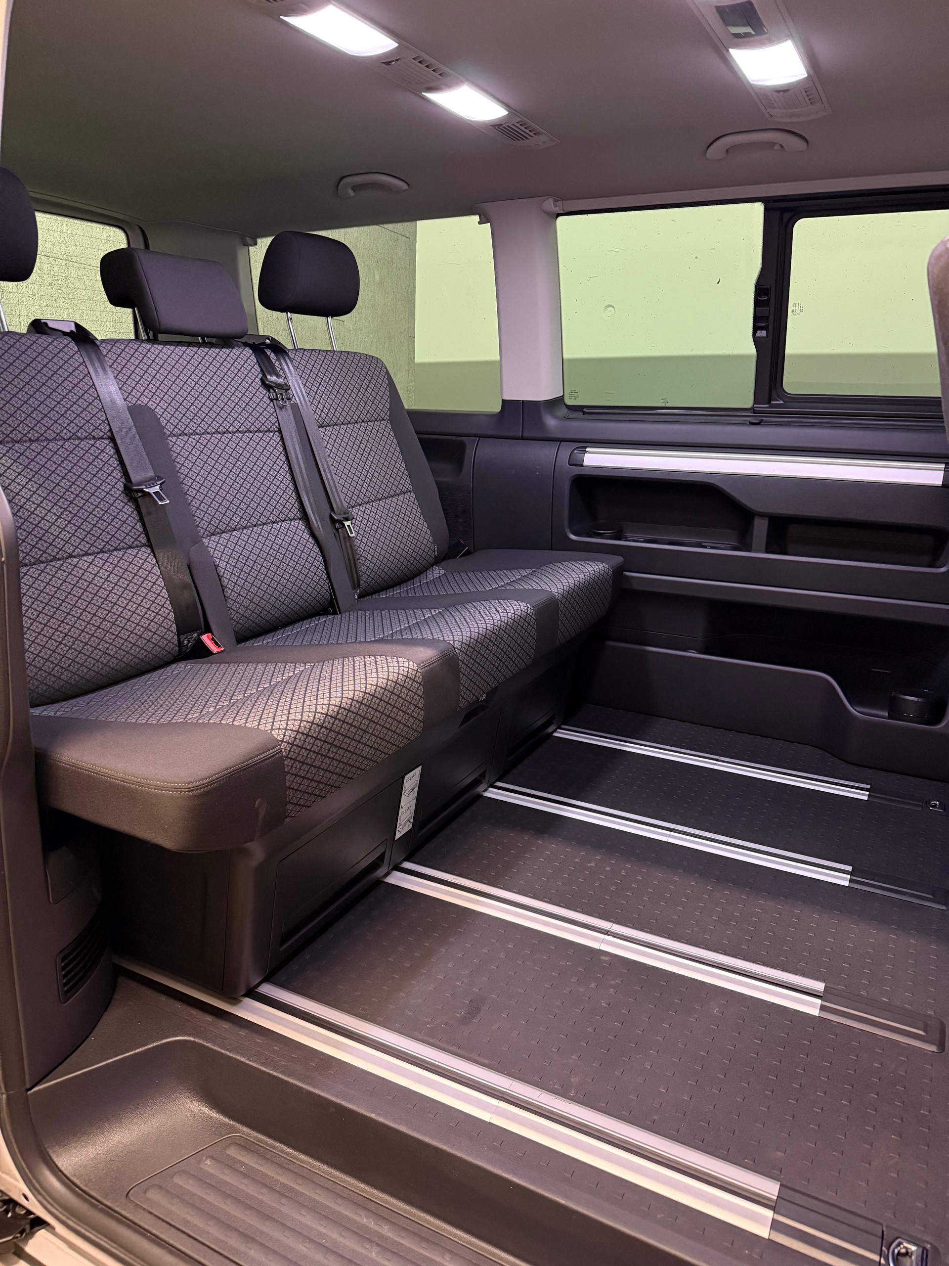 VW T6.1 Multivan 2.0 TDI Trendline 4Motion DSG-image-2