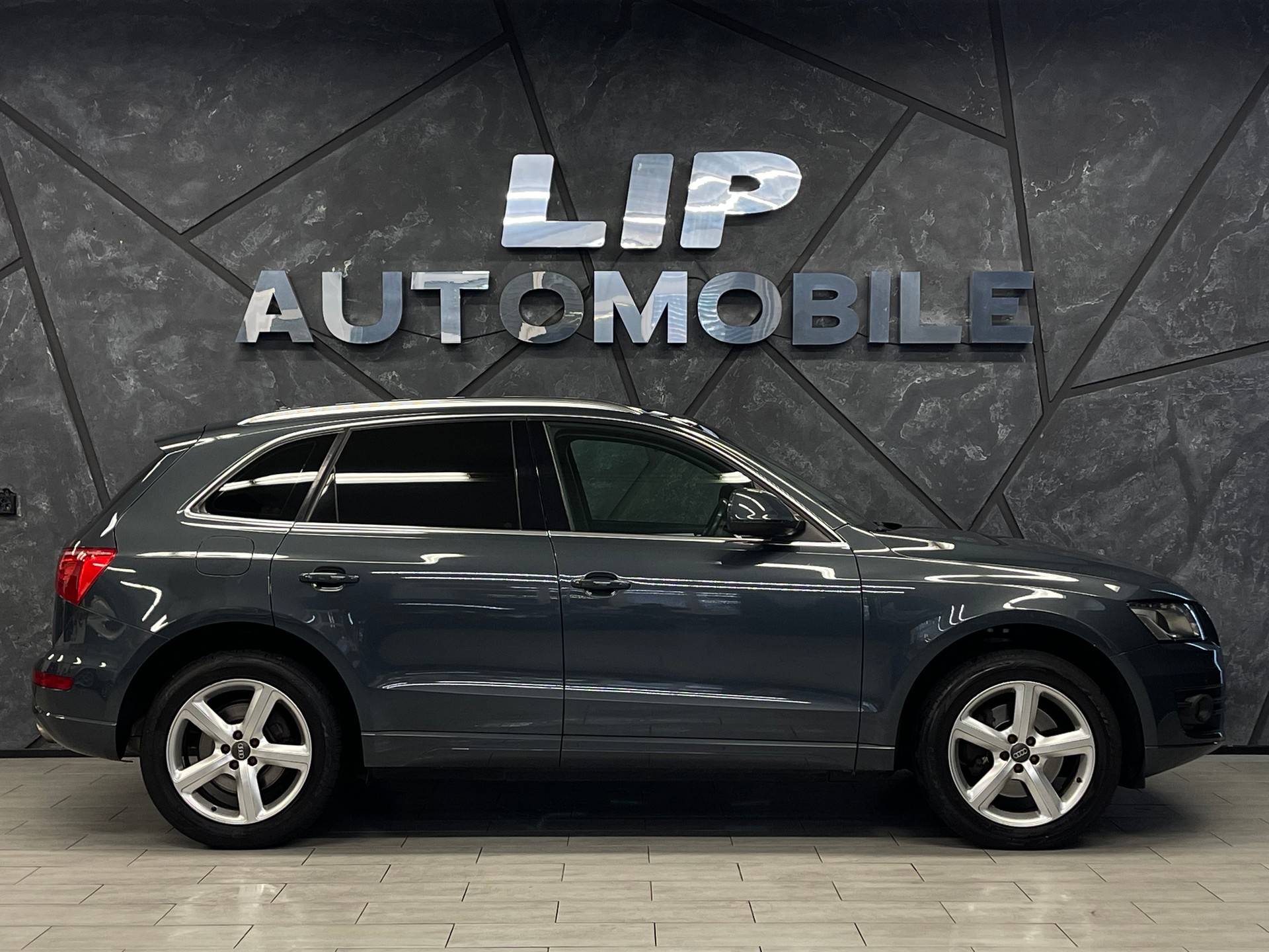 AUDI Q5 3.0 TDI quattro S-tronic-showroom-element-3