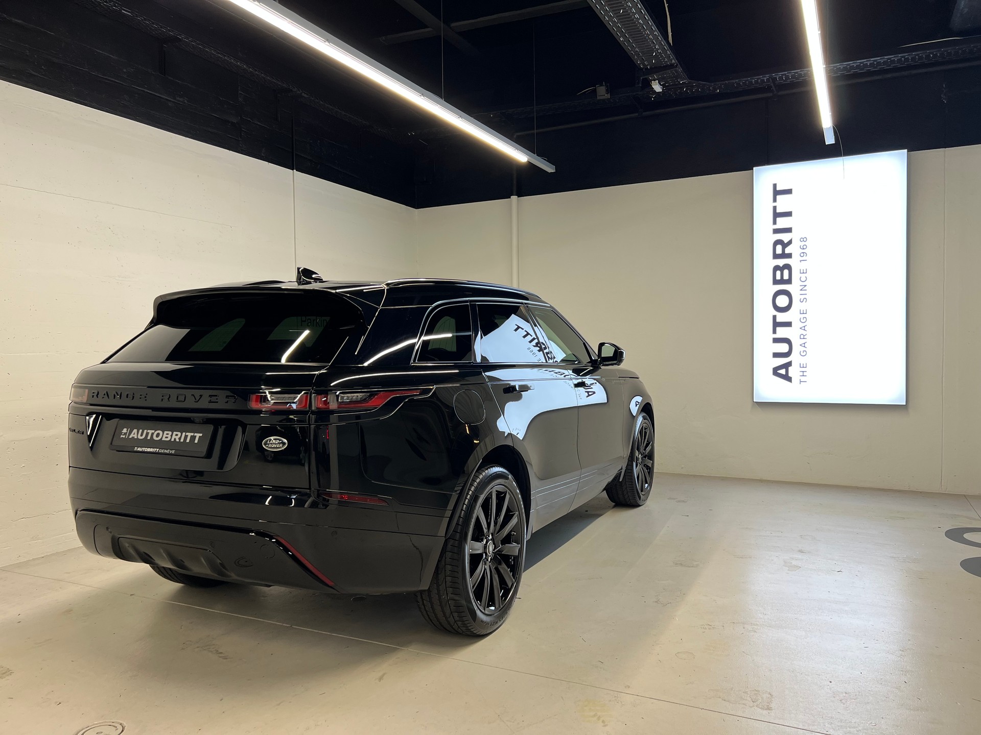 LAND ROVER Range Rover Velar 2.0 T R-Dynamic S-showroom-element-1