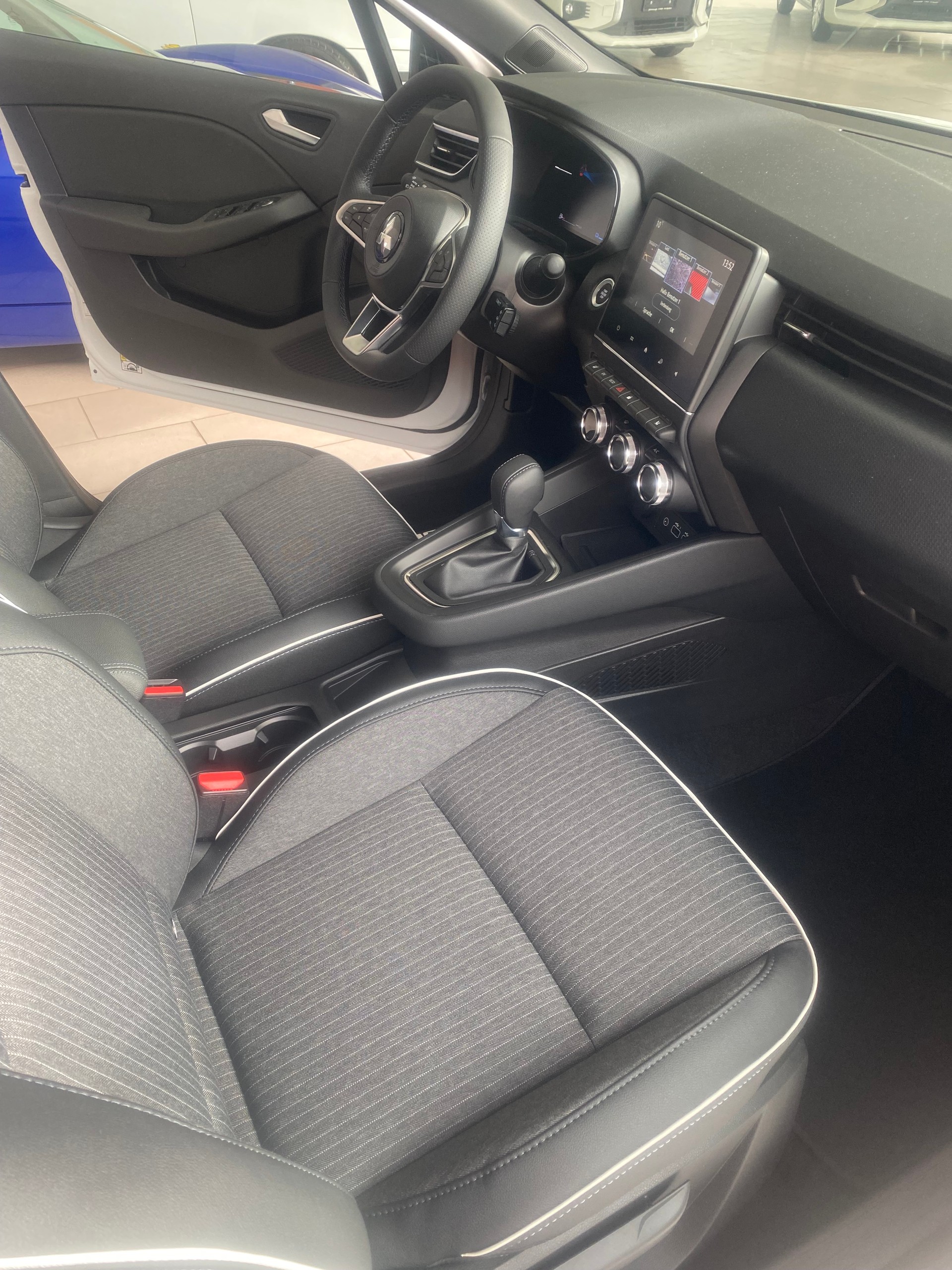 MITSUBISHI COLT 1.6 HEV Intense-image-10