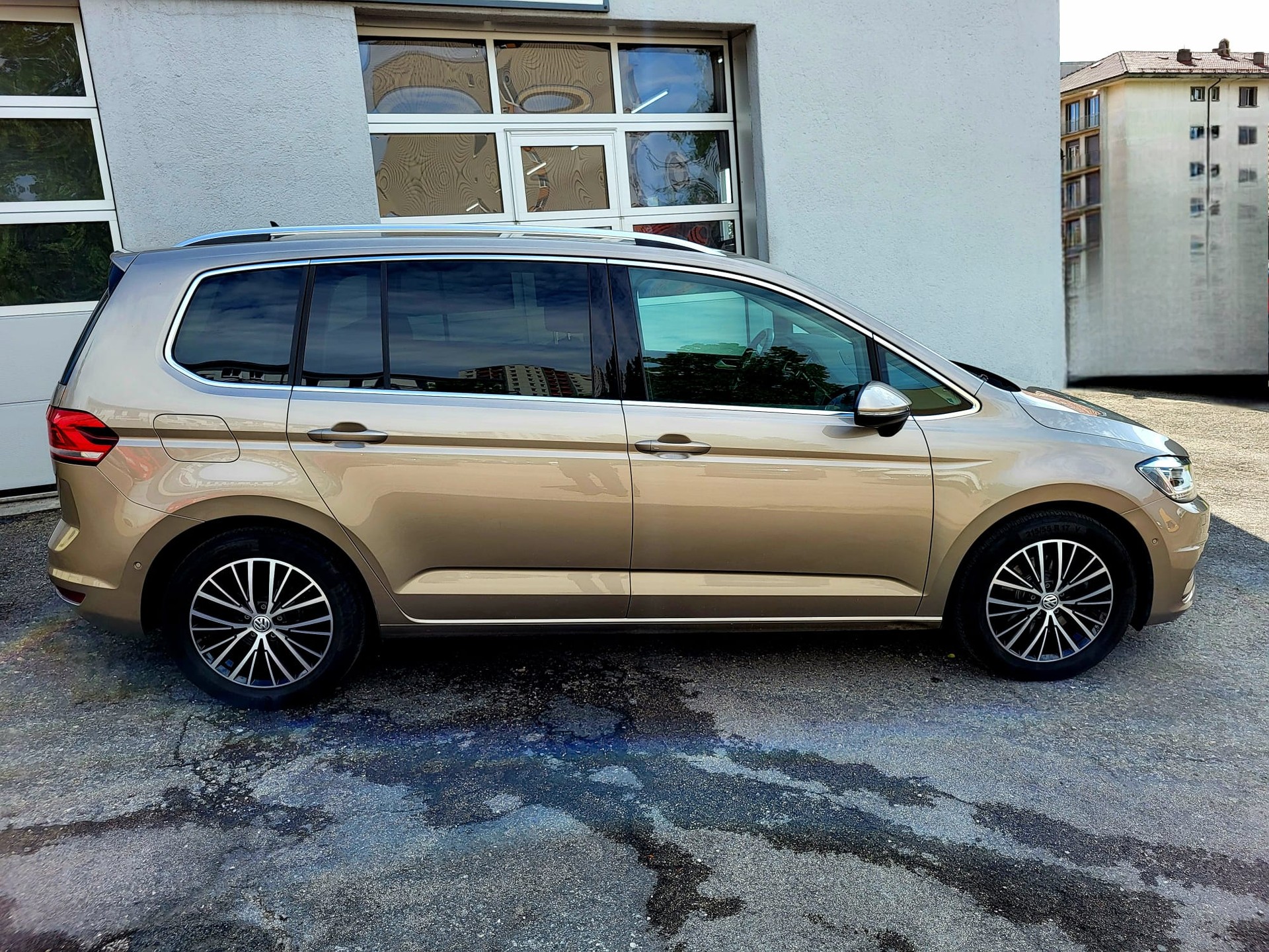 VW Touran 1.4 TSI BlueMotion Technology Highline DSG-image-1