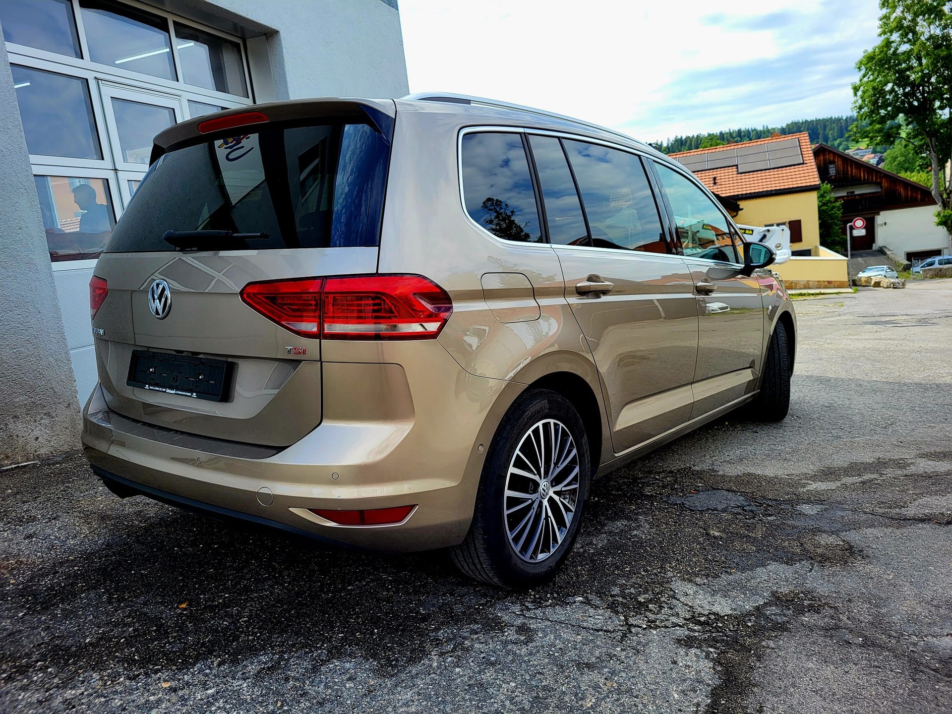 VW Touran 1.4 TSI BlueMotion Technology Highline DSG-image-2