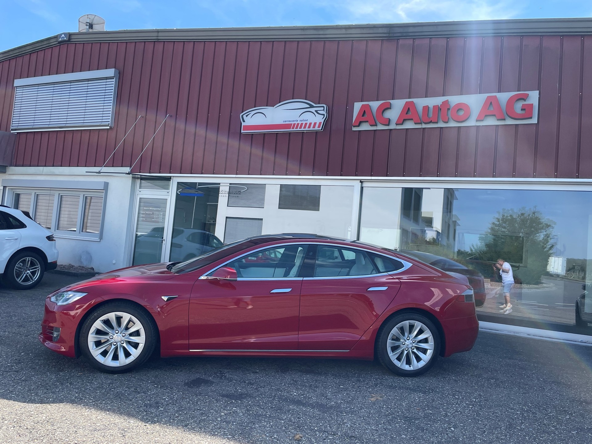 TESLA Model S 90 D-showroom-element-2