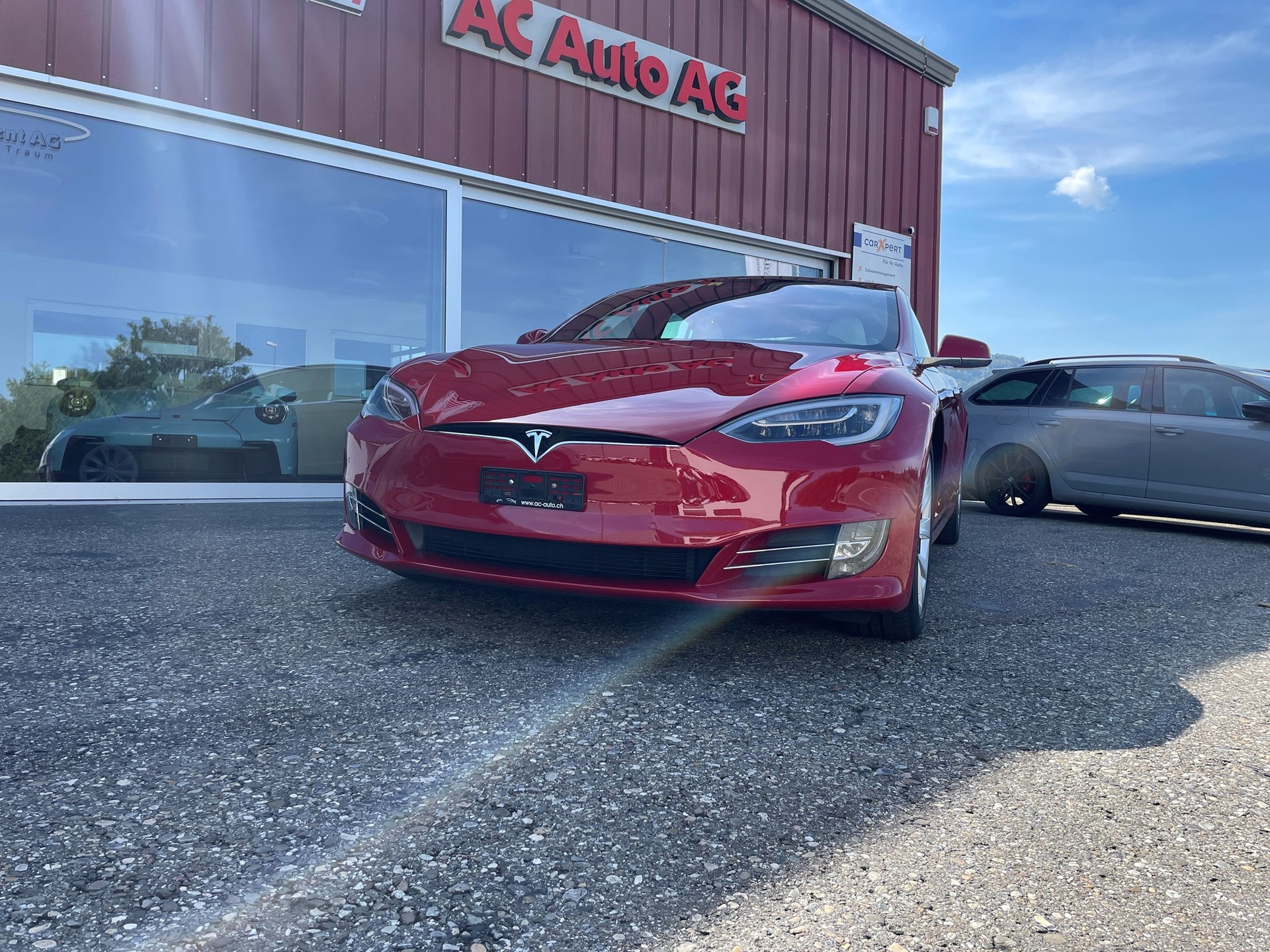 TESLA Model S 90 D-showroom-element-1