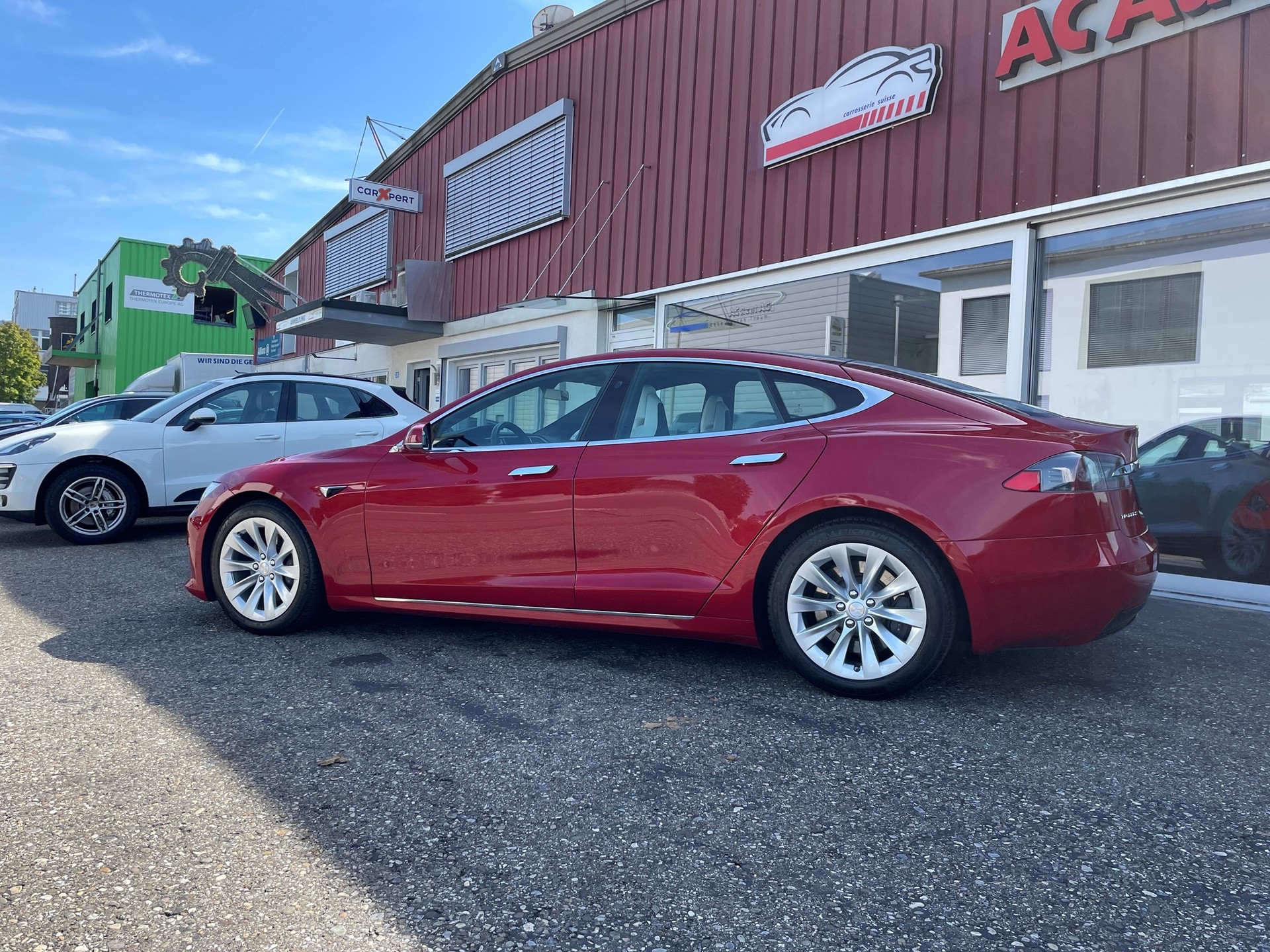 TESLA Model S 90 D-showroom-element-3