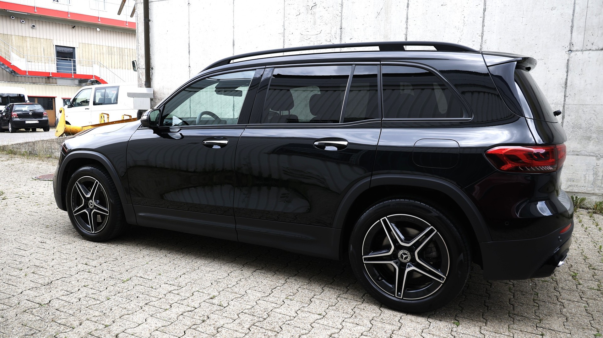 MERCEDES-BENZ GLB 250 4Matic AMG Line 8G-Tronic-showroom-element-2