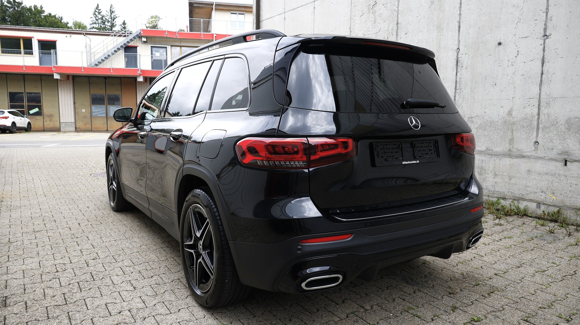 MERCEDES-BENZ GLB 250 4Matic AMG Line 8G-Tronic-showroom-element-3