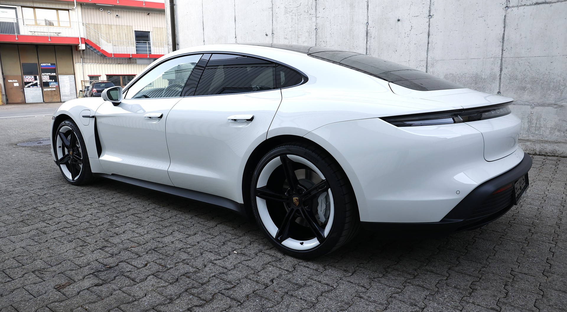 PORSCHE Taycan 4S-showroom-element-2