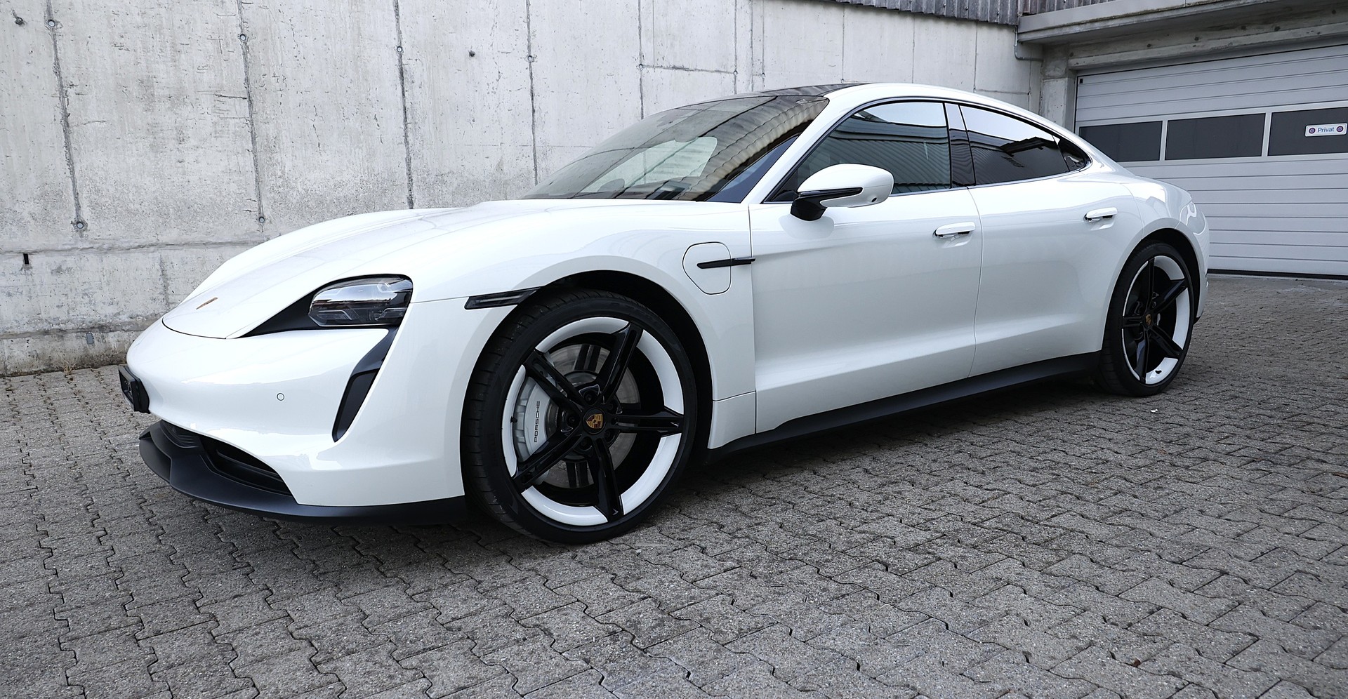 PORSCHE Taycan 4S-showroom-element-1
