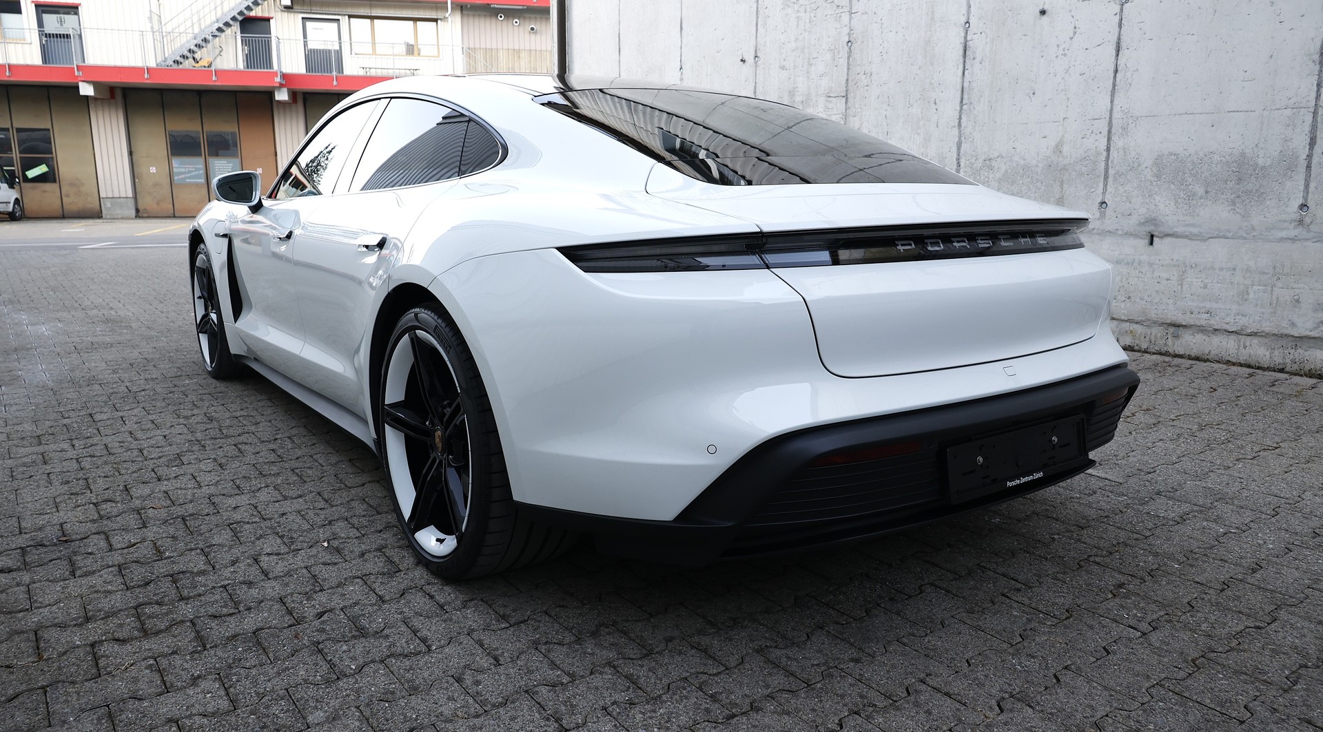 PORSCHE Taycan 4S-showroom-element-3