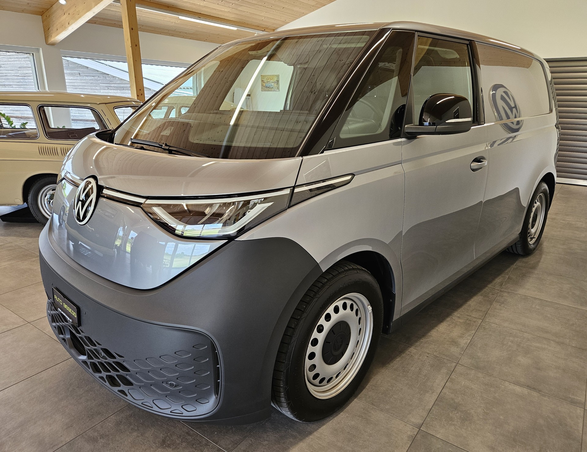 VW ID. Buzz Cargo mit 3 Sitzplätzen und Anhängerkupplung-showroom-element-2